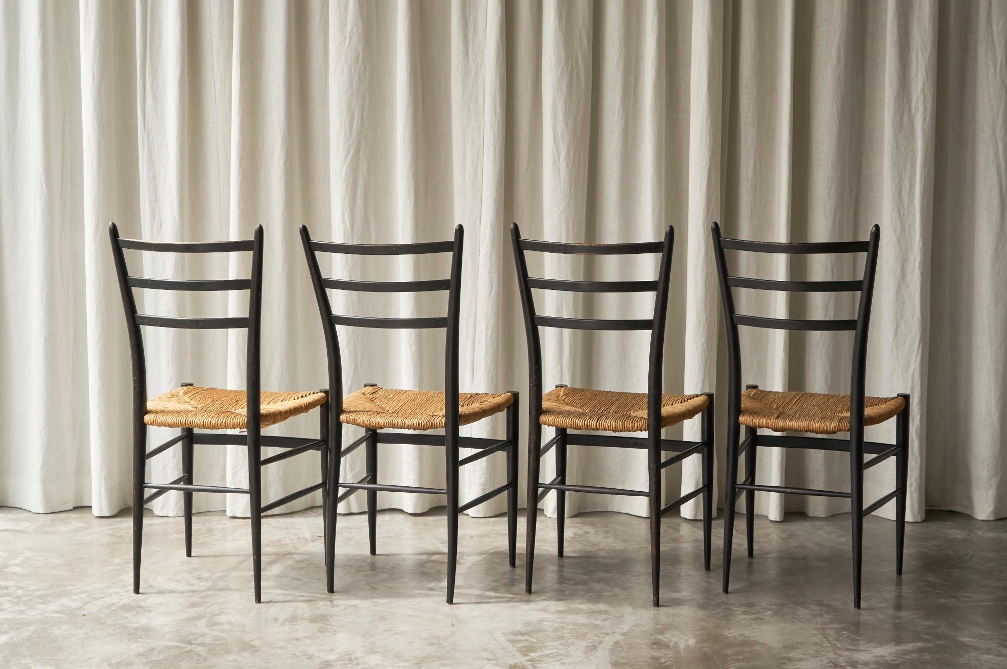 Fratelli Spinetto Chiavari Satz von 4 Stühlen in Ebonized Holz und Stroh Italien 1950 im Angebot 4