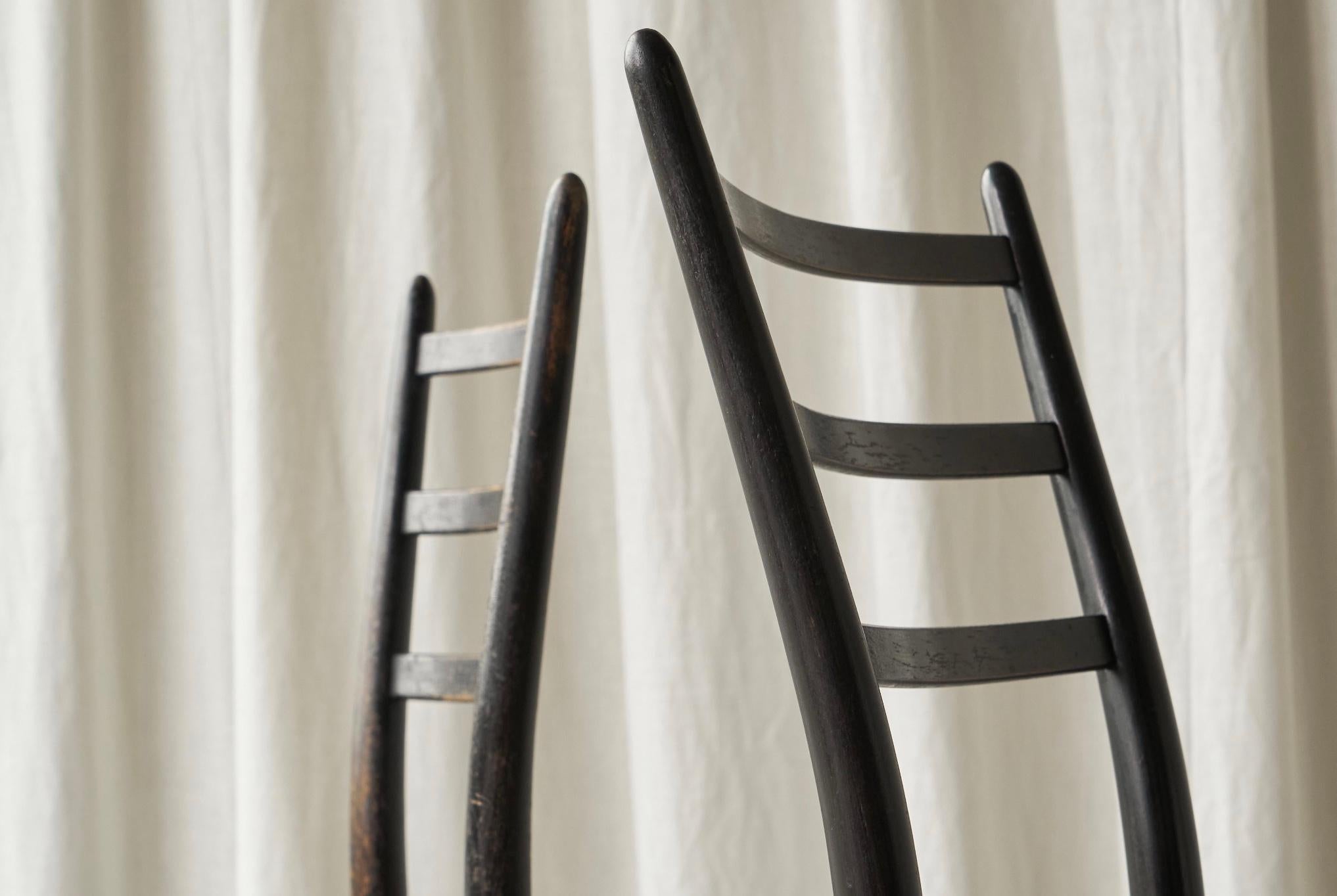 Fratelli Spinetto Chiavari Satz von 4 Stühlen in Ebonized Holz und Stroh Italien 1950 im Angebot 5