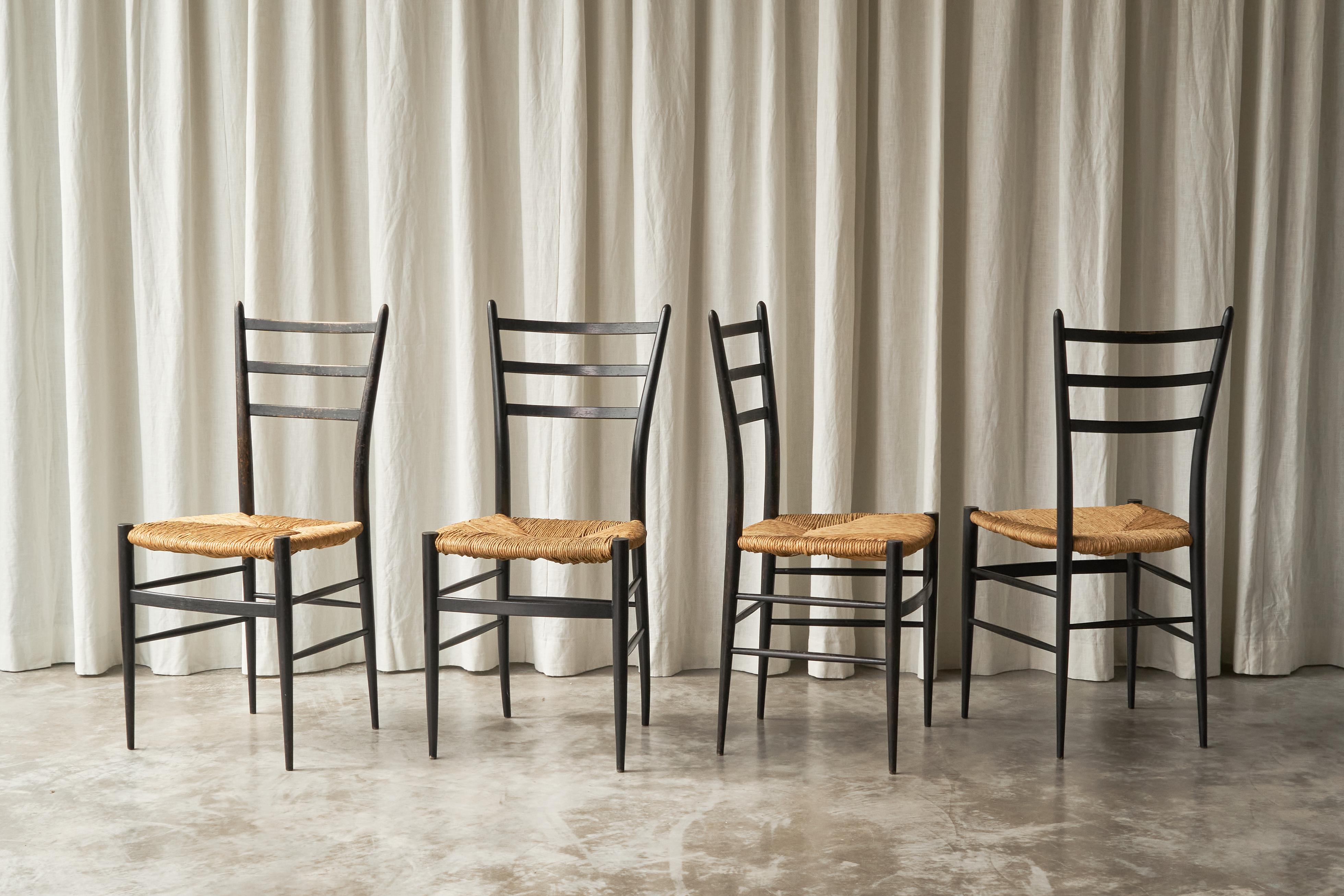 Fratelli Spinetto Chiavari Set di 4 sedie da pranzo in Wood Ebanizzato e Paglia, Italia, anni '50.

Si tratta di un set di sedie molto elegante e minimalista, ma che rappresenta la quintessenza della metà del secolo. Un design fantastico. Queste