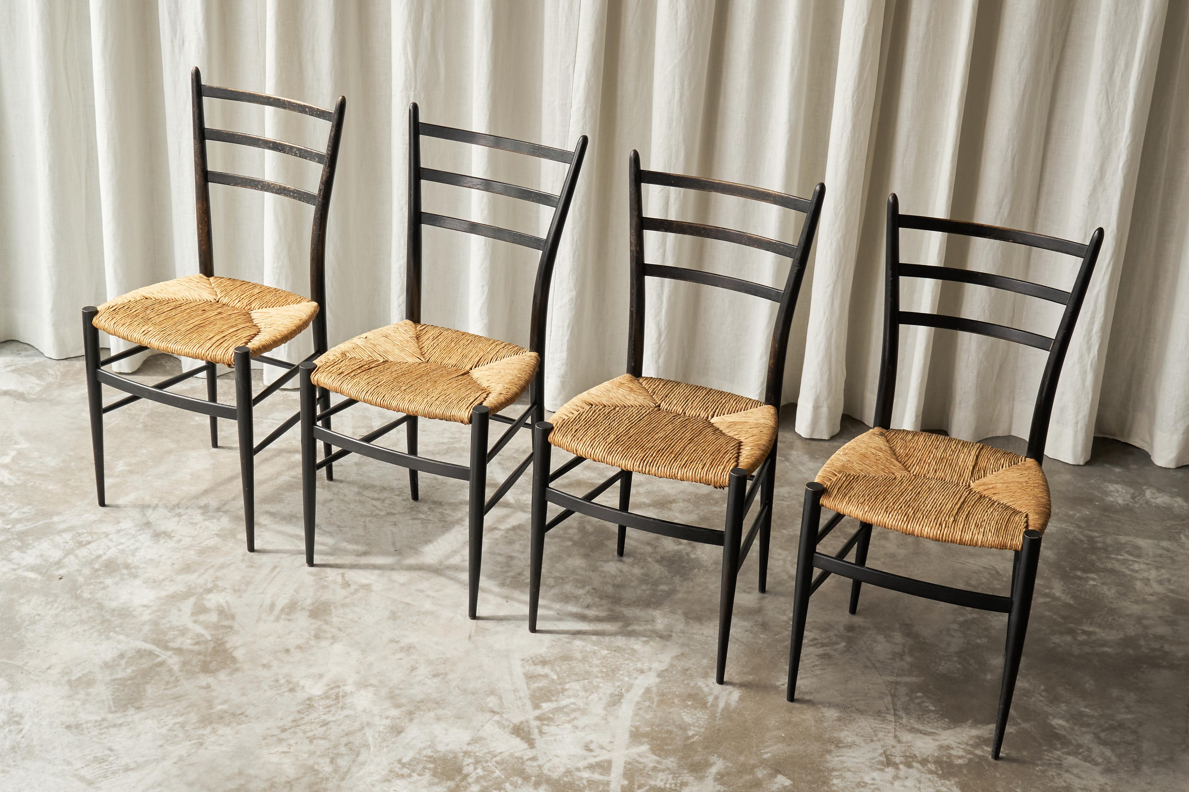 Mid-Century moderno Fratelli Spinetto Chiavari Set di 4 sedie in legno ebanizzato e paglia Italia 1950