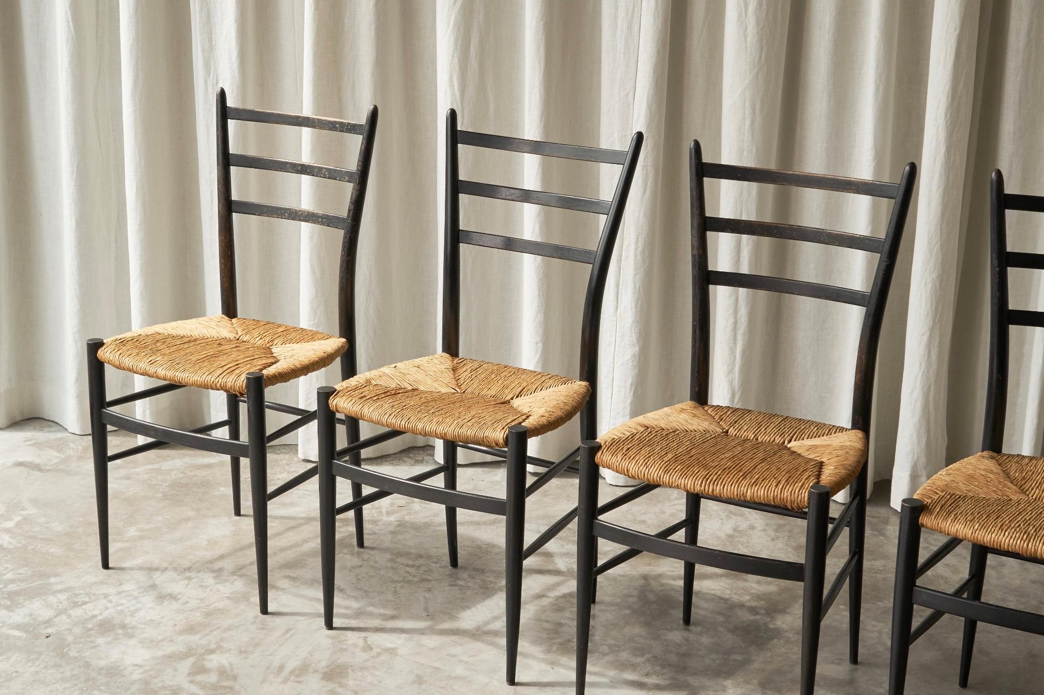 Fratelli Spinetto Chiavari Satz von 4 Stühlen in Ebonized Holz und Stroh Italien 1950 (Moderne der Mitte des Jahrhunderts) im Angebot