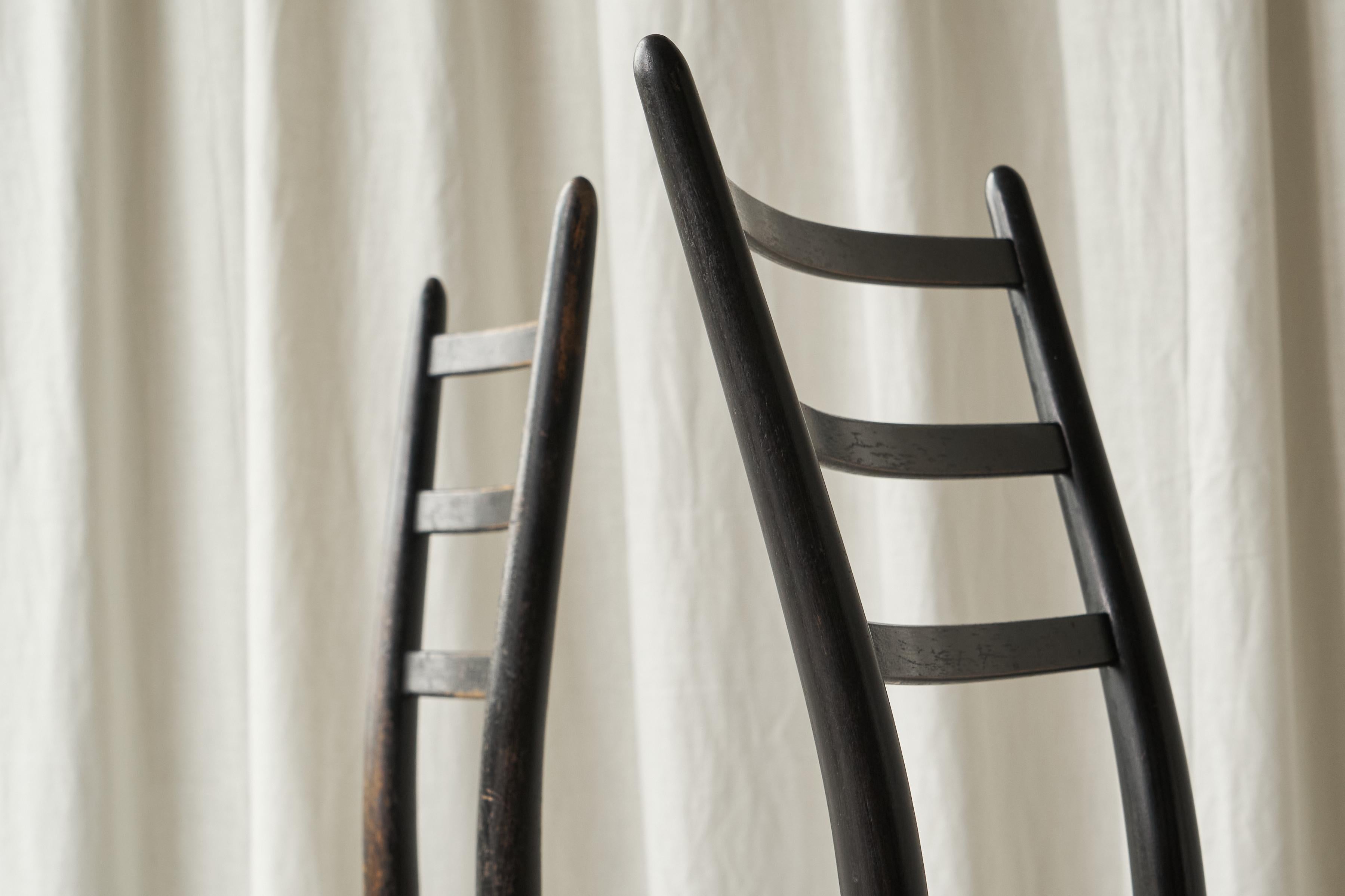 Italiano Fratelli Spinetto Chiavari Set di 4 sedie in legno ebanizzato e paglia Italia 1950