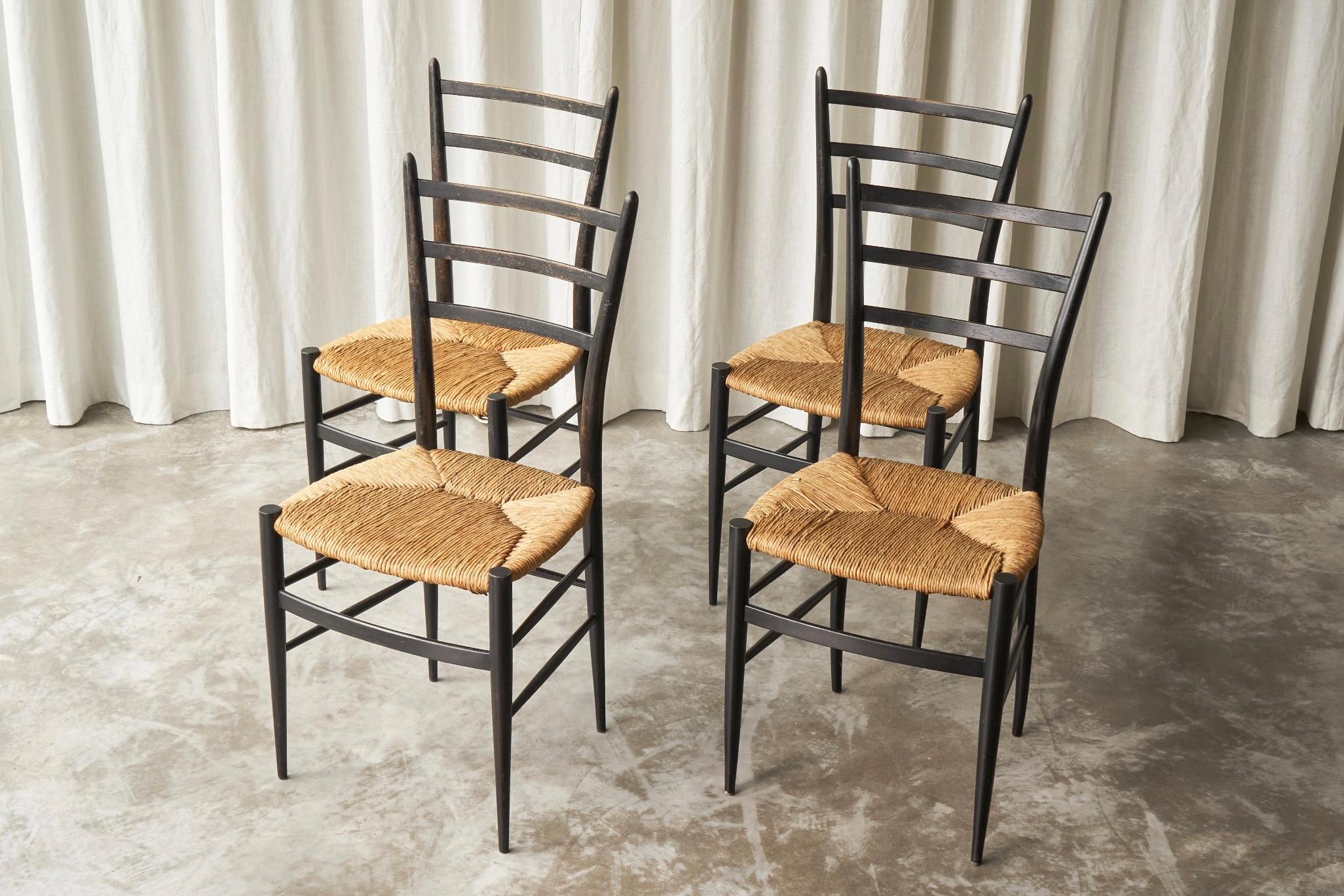 Fratelli Spinetto Chiavari Satz von 4 Stühlen in Ebonized Holz und Stroh Italien 1950 (Italienisch) im Angebot