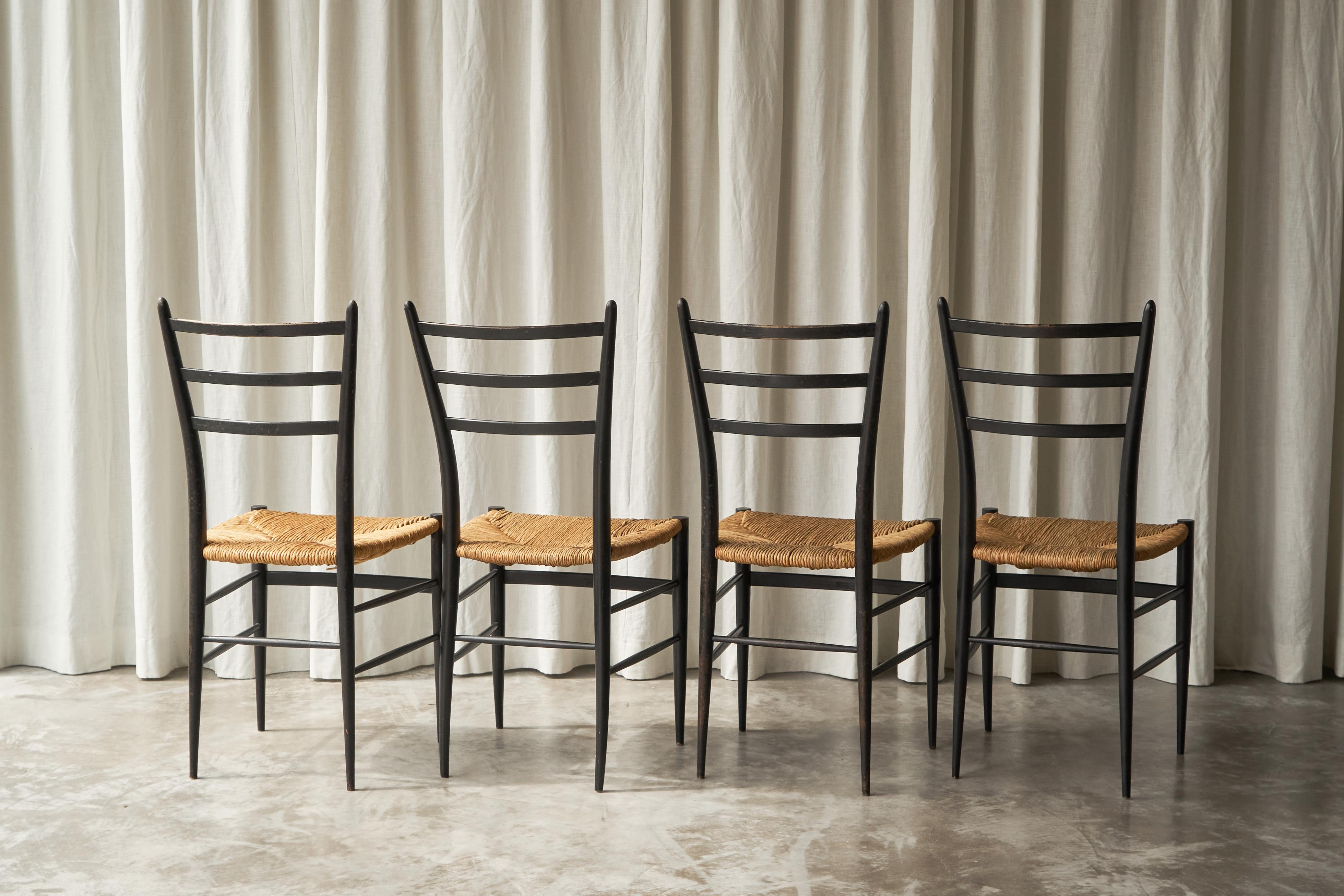Fatto a mano Fratelli Spinetto Chiavari Set di 4 sedie in legno ebanizzato e paglia Italia 1950