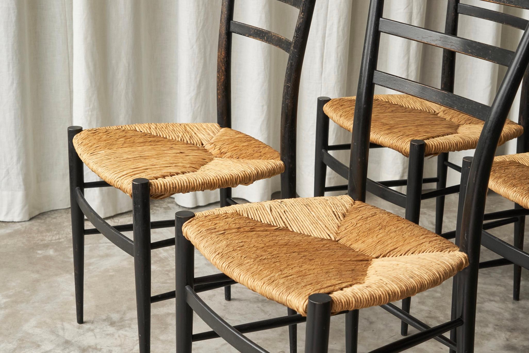 Fratelli Spinetto Chiavari Satz von 4 Stühlen in Ebonized Holz und Stroh Italien 1950 (Handgefertigt) im Angebot