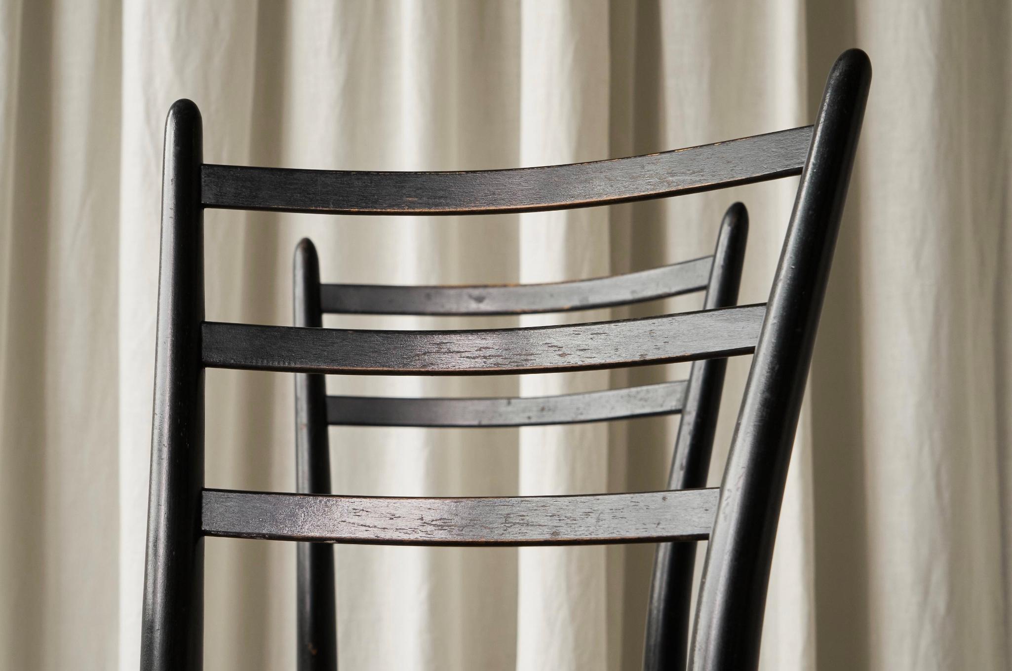 Fratelli Spinetto Chiavari Satz von 4 Stühlen in Ebonized Holz und Stroh Italien 1950 im Zustand „Gut“ im Angebot in Meer, VAN