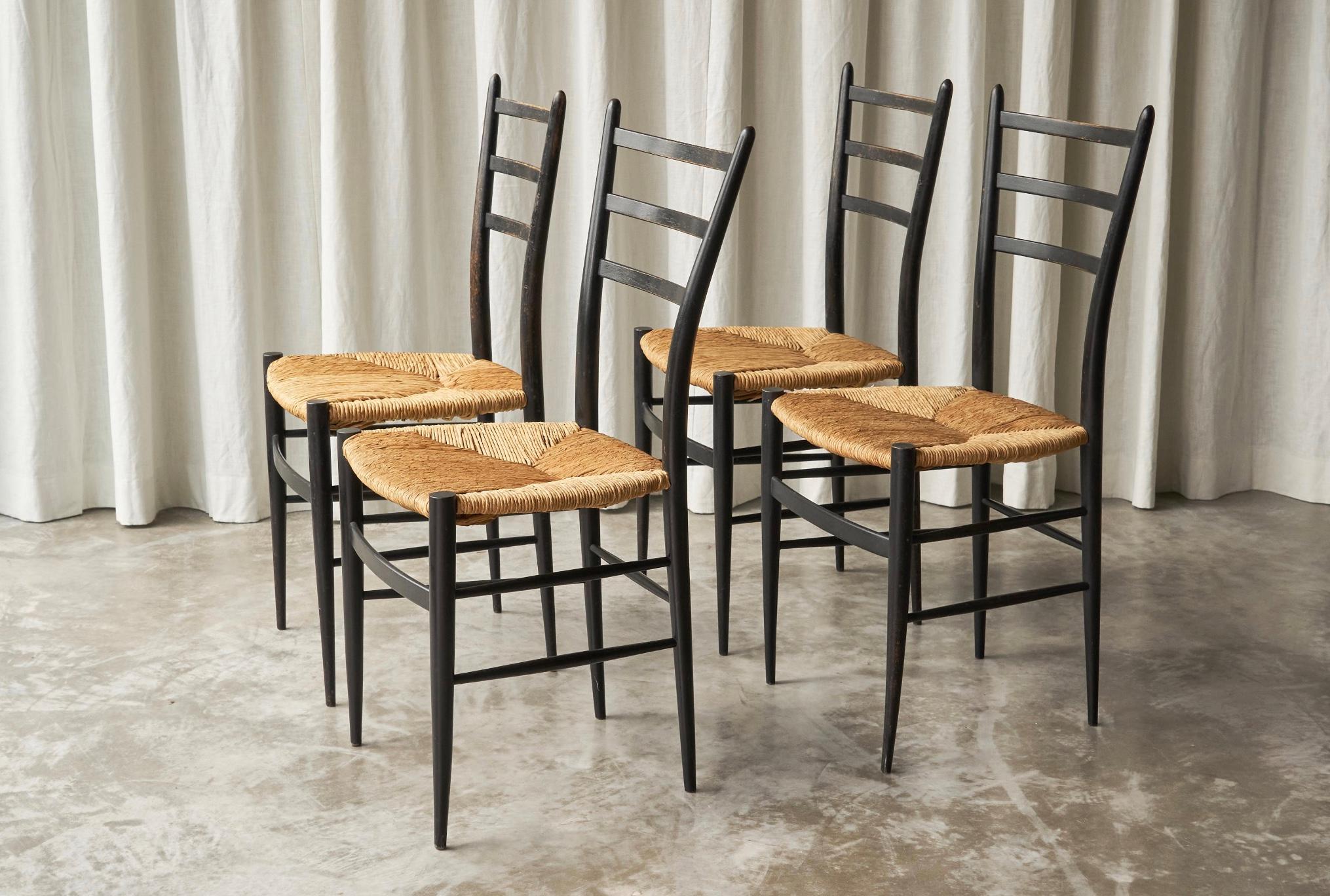Fratelli Spinetto Chiavari Satz von 4 Stühlen in Ebonized Holz und Stroh Italien 1950 (20. Jahrhundert) im Angebot