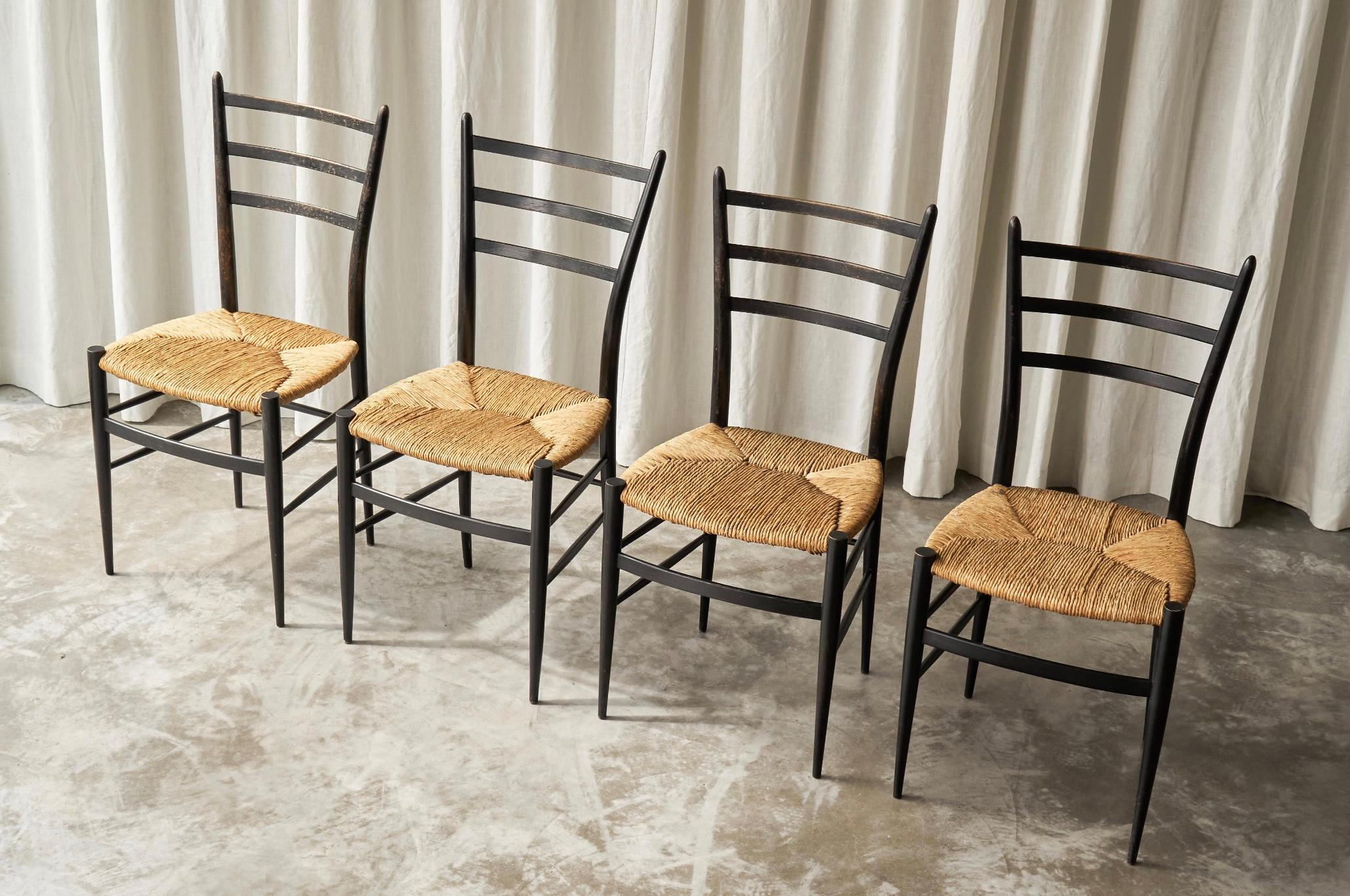 Fratelli Spinetto Chiavari Satz von 4 Stühlen in Ebonized Holz und Stroh Italien 1950 im Angebot 2