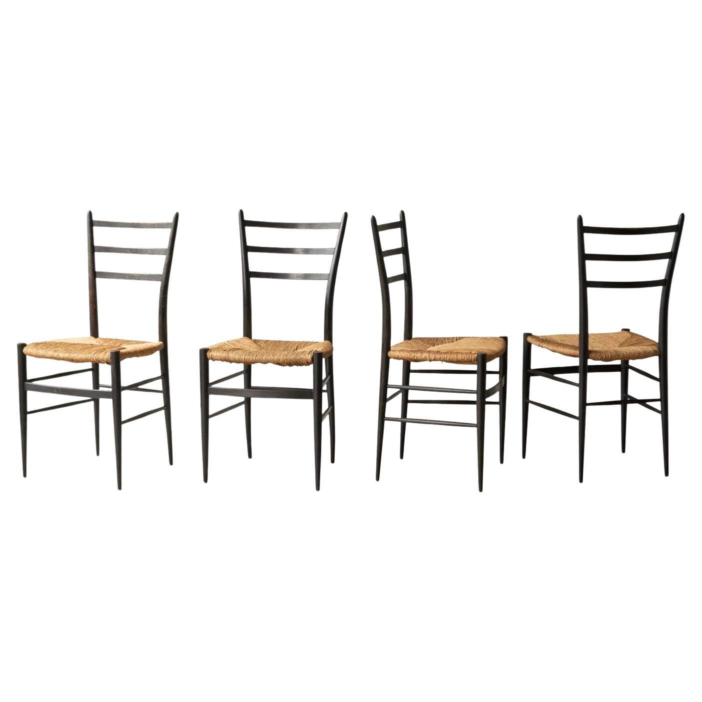 Fratelli Spinetto Chiavari Satz von 4 Stühlen in Ebonized Holz und Stroh Italien 1950