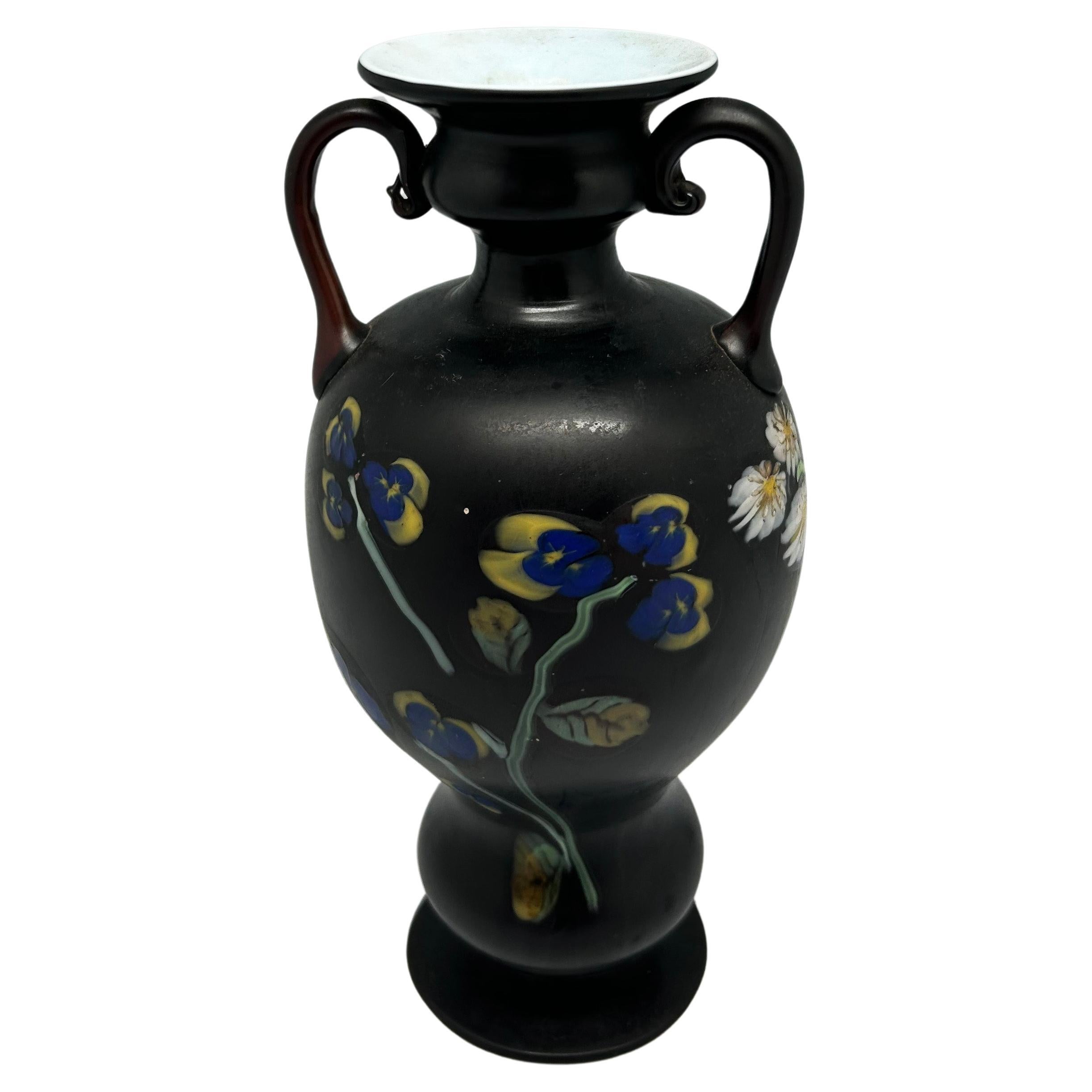 Vase décoré de murrines millefiori (vers 1920)

Type : Vase en verre
Date de création : Vers 1920
Dimensions : H : 20 cm
Technique : Décoration en murrines millefiori

Bibliographie pour les variantes de la même technique :
Venetian Art Glass: An