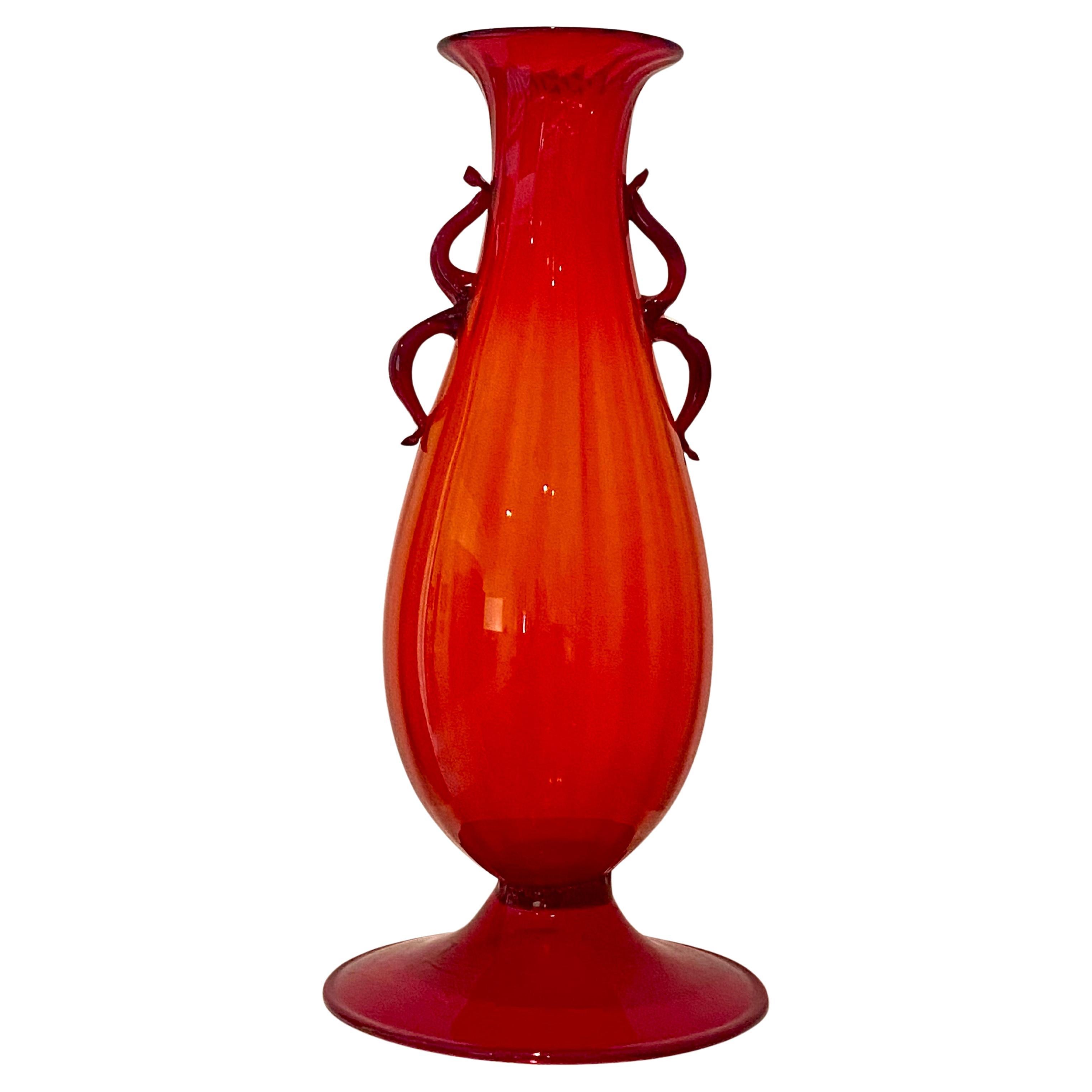 Il vaso in vetro di Murano soffiato a mano degli anni '30 dei Fratelli Toso è un esempio lampante di artigianato veneziano, che mette in mostra l'eleganza e l'innovazione dell'epoca. Realizzato in vetro rosso ricco e traslucido, il vaso emana calore