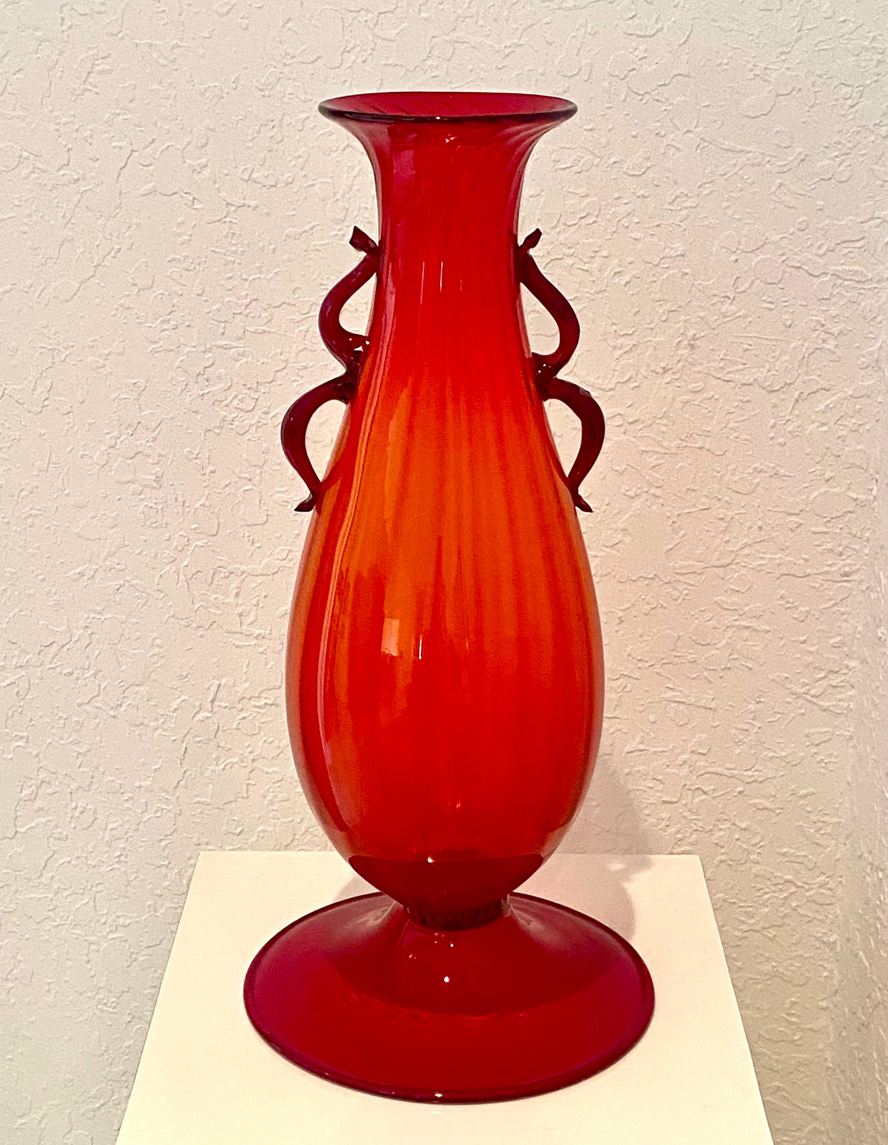 Art Déco Fratelli Toso  Vaso monumentale in vetro rosso di Murano alto 18 pollici del 1930 in vendita