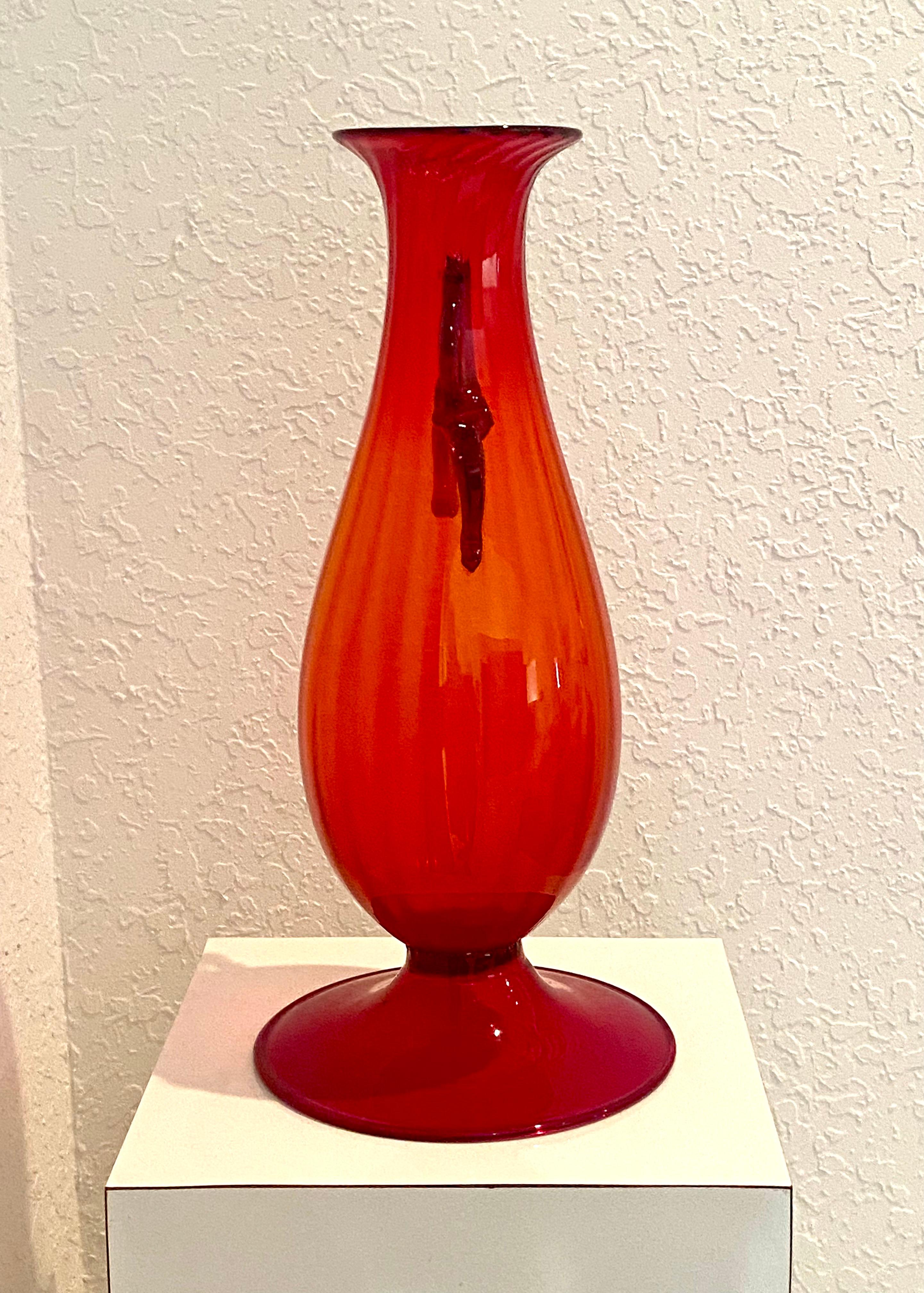 Italiano Fratelli Toso  Vaso monumentale in vetro rosso di Murano alto 18 pollici del 1930 in vendita