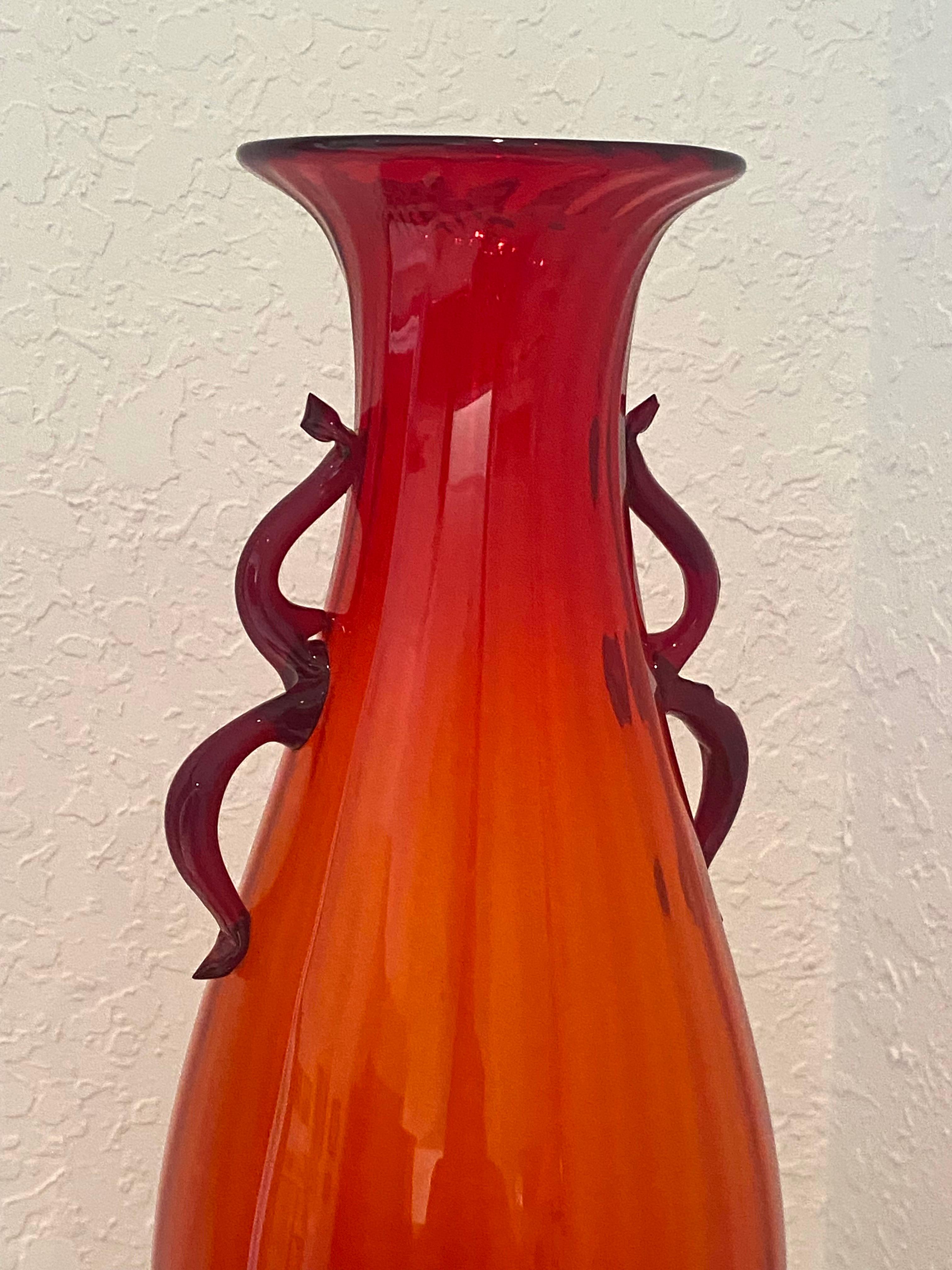 Fratelli Toso  Vaso monumentale in vetro rosso di Murano alto 18 pollici del 1930 In condizioni ottime in vendita a Montclair, NY