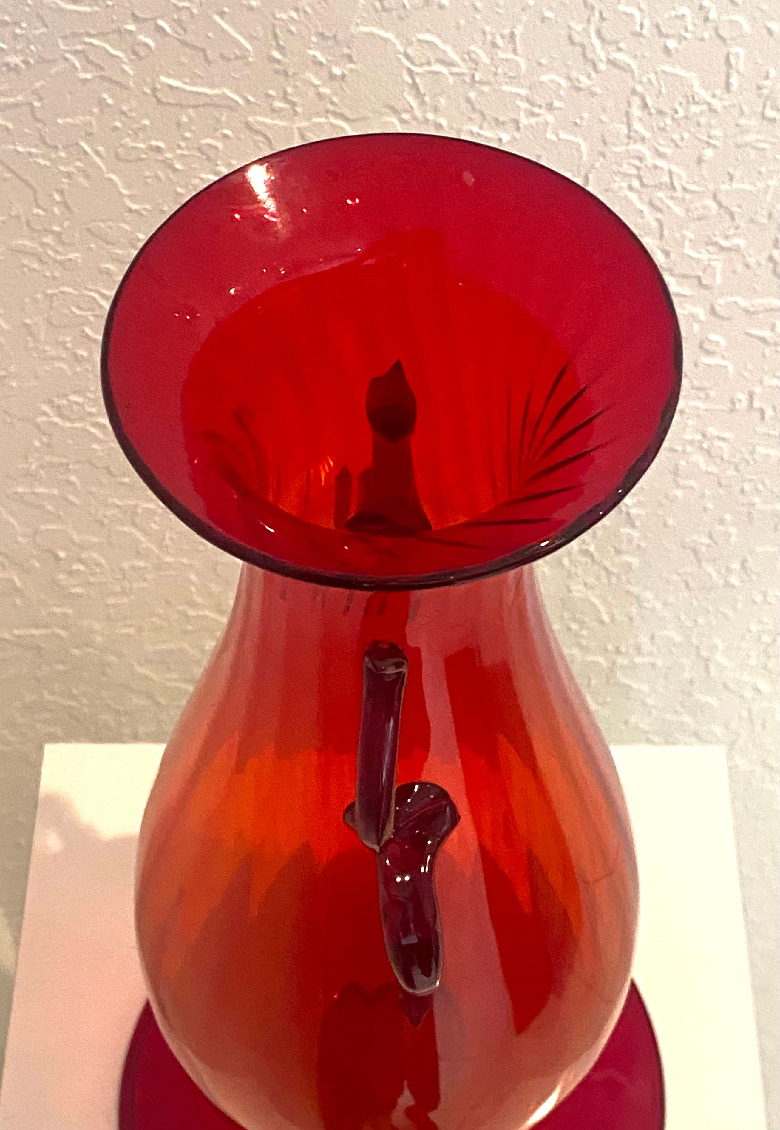 Metà XX secolo Fratelli Toso  Vaso monumentale in vetro rosso di Murano alto 18 pollici del 1930 in vendita