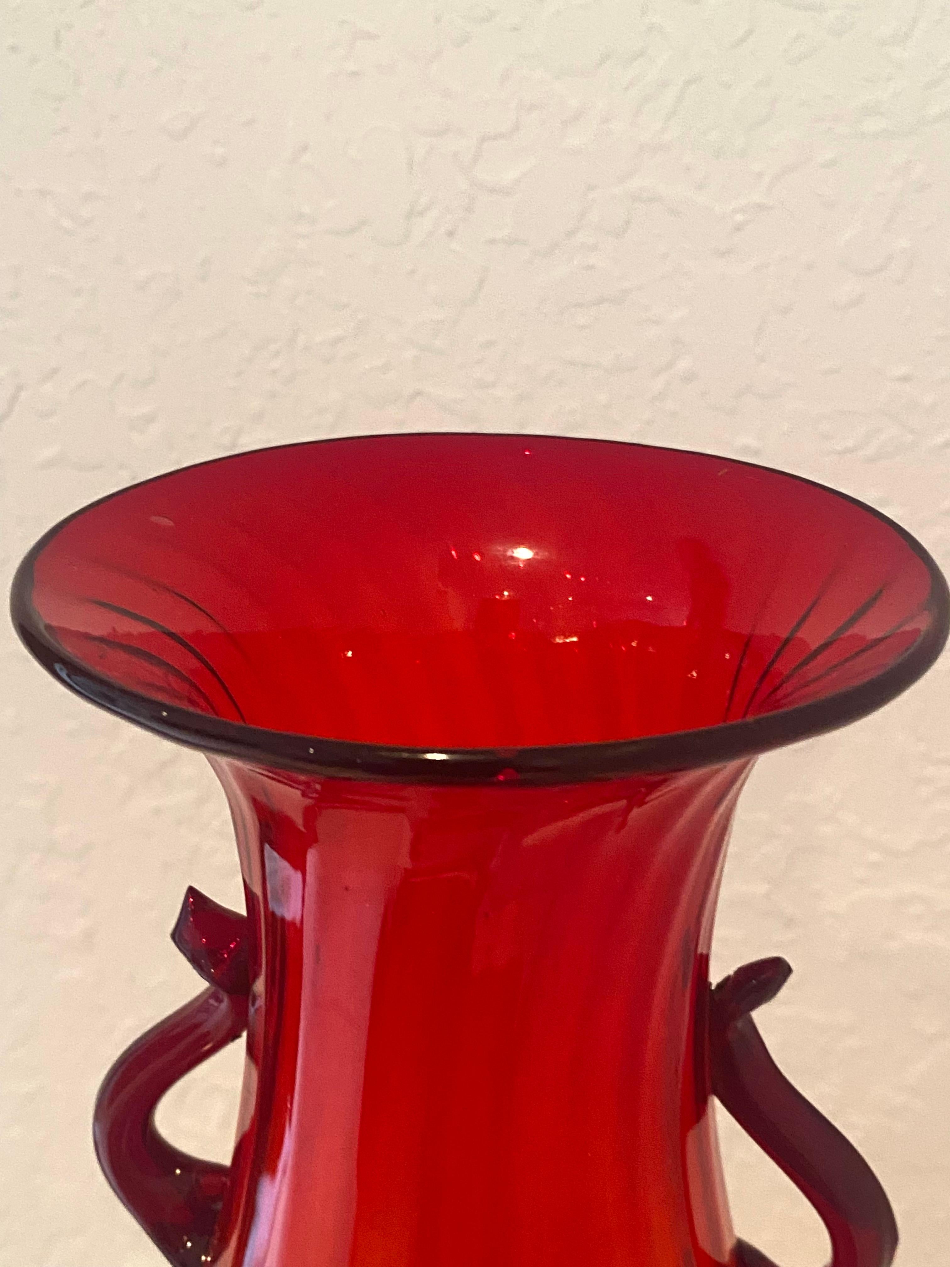 Vetro soffiato Fratelli Toso  Vaso monumentale in vetro rosso di Murano alto 18 pollici del 1930 in vendita