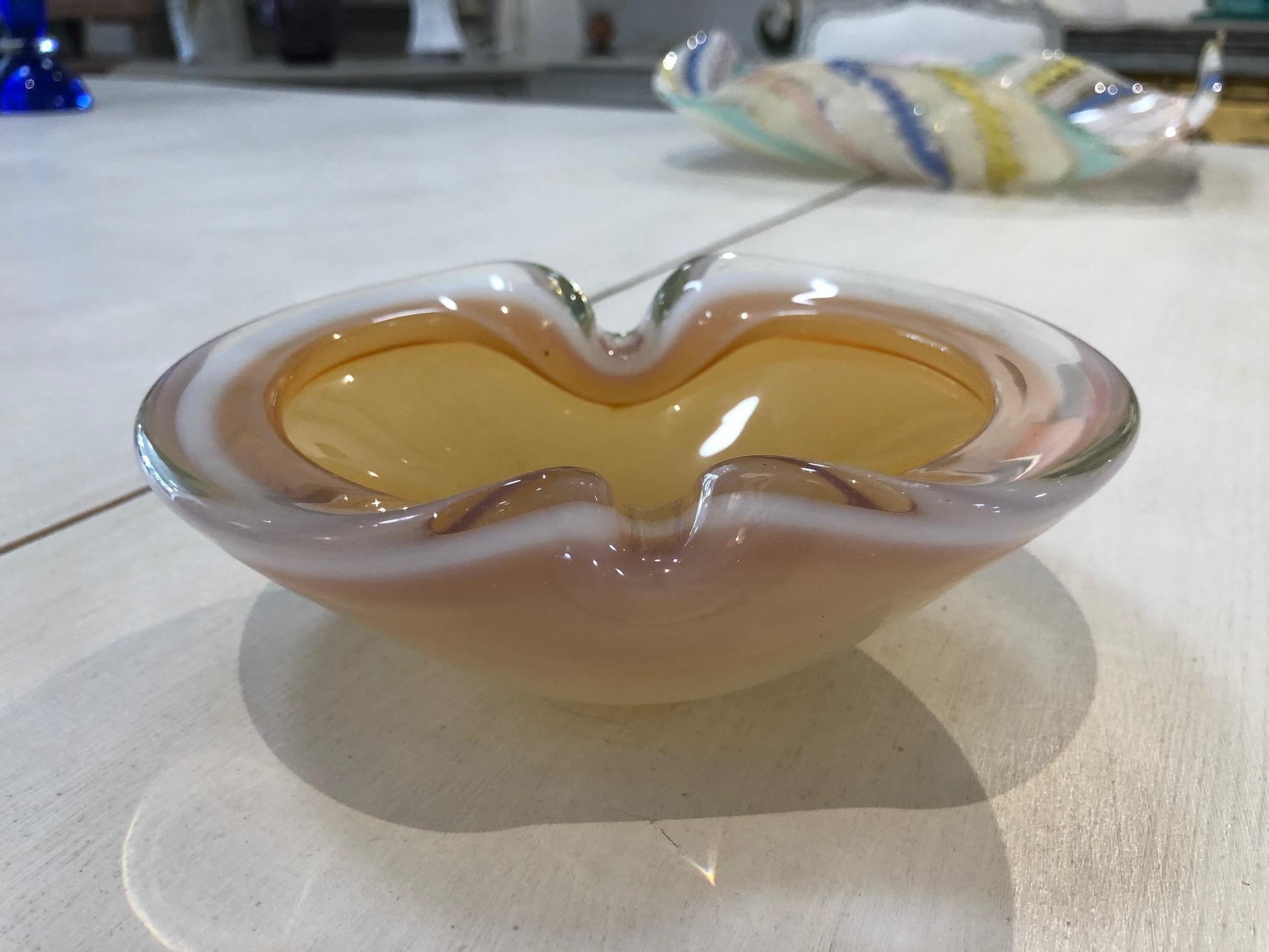 Fratelli Toso organic form butterscotch color bowl, circa 1960s. Bowl is unmarked. Excellent condition. No cracks or chips. Minor scratches on the base. Heavy glass.

Bowl measures (inches):
6.5