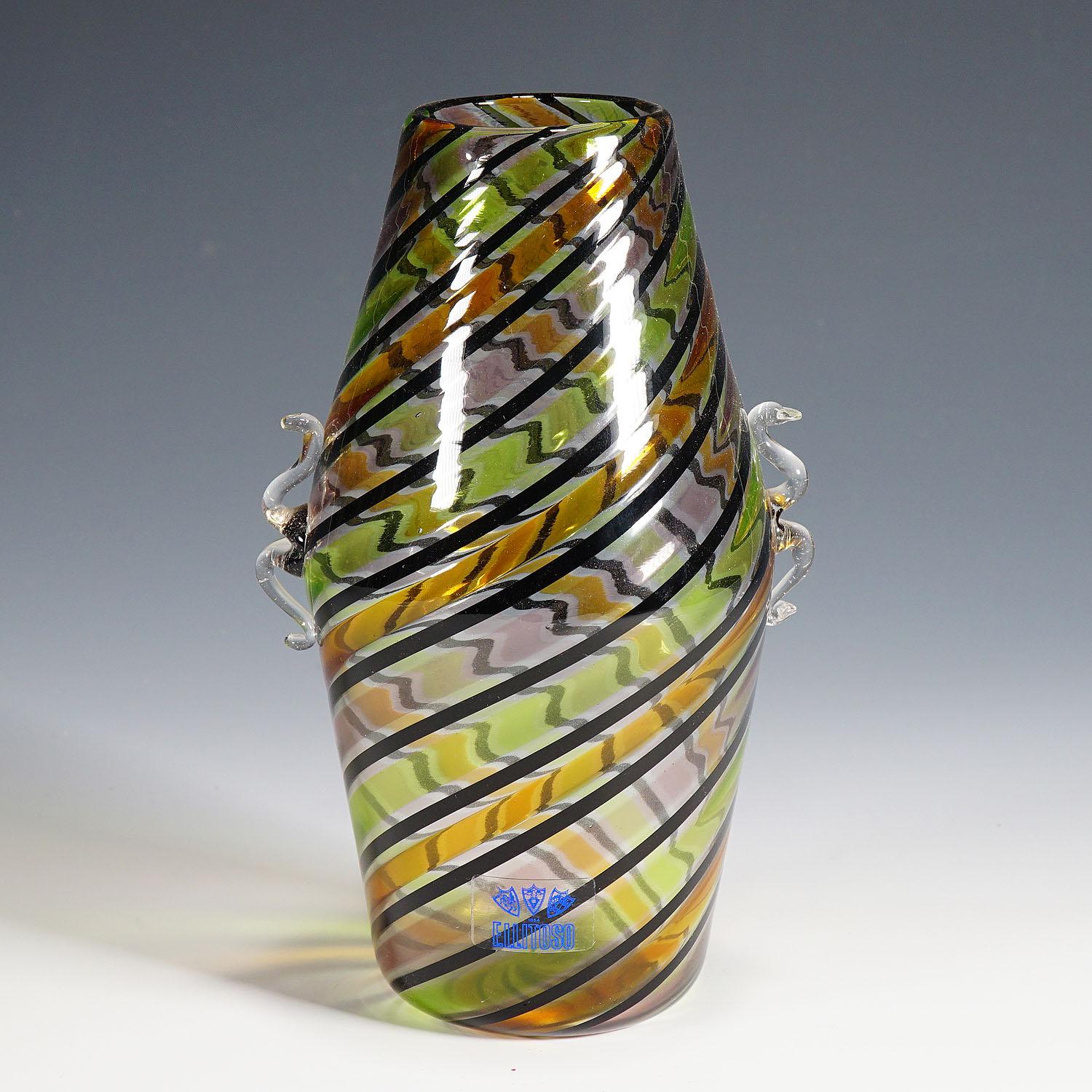 A Fratelli toso a canne glass vase manufactured ca. 1965. Made by hot fusion of multicoloured glass sticks. The company lable is on the body.

Measures:
Width: 4.72