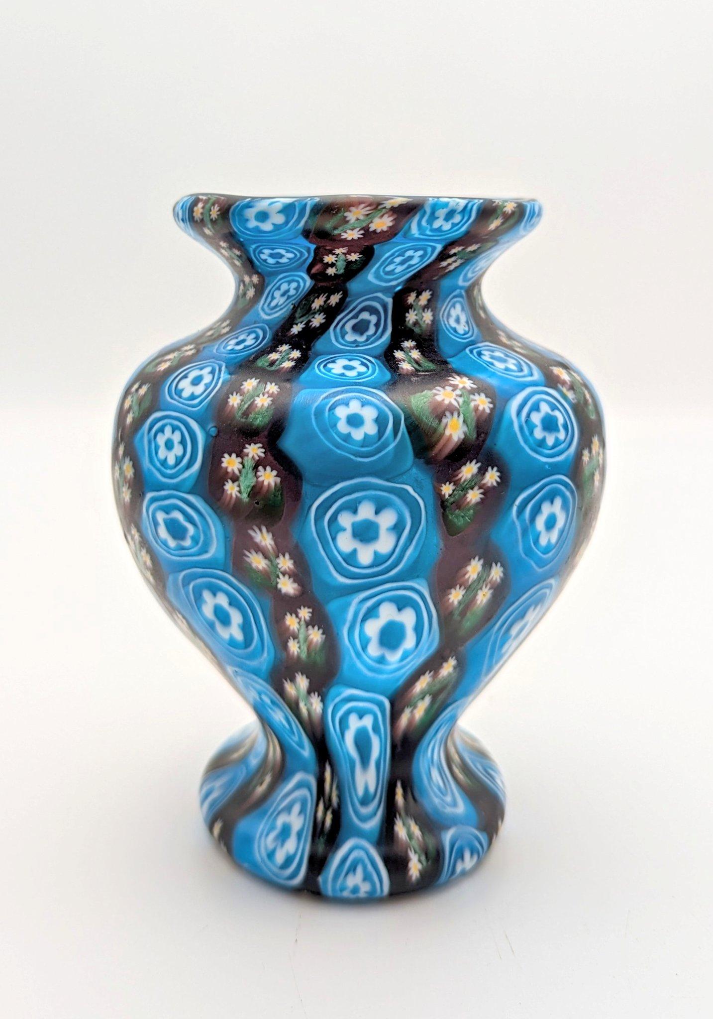 Jarrón millefiori murrino de los hermanos Toso, fabricado en la isla de Murano hacia 1910. Las preciosas Murrine coloreadas y decoradas se cortaron de cañas de cristal, se dispusieron en un plato, se fundieron y luego se unieron al tubo de cristal