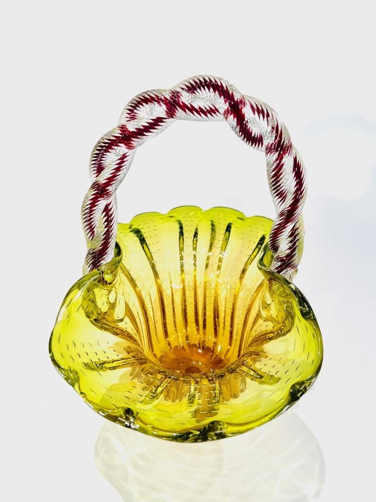 Milieu du XXe siècle Grand verre de Murano multicolore attribué à Fratelli Toso circa 1950 en vente
