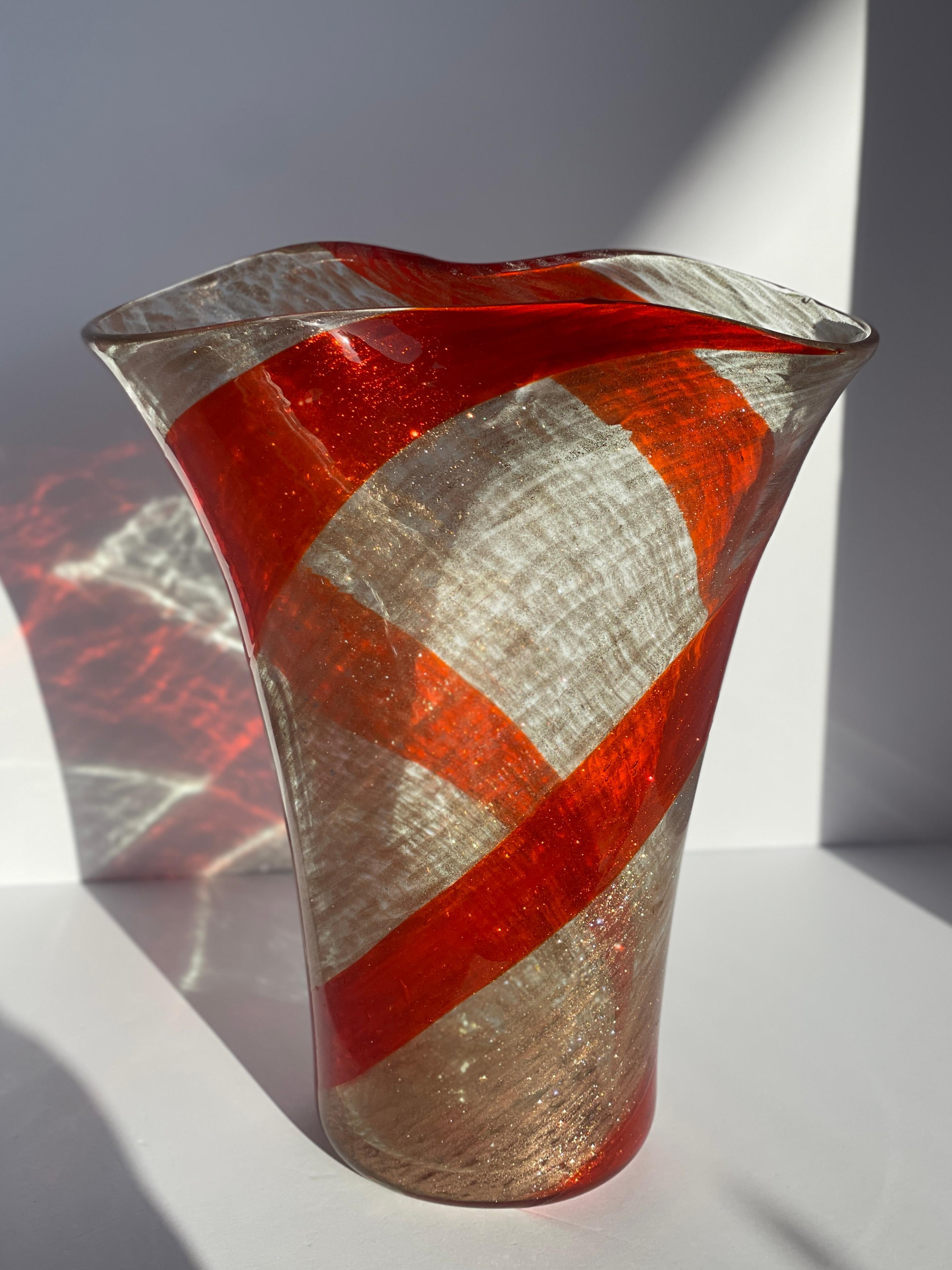 Questo squisito vaso in avventurina del rinomato vetraio veneziano Fratelli Toso è uno splendido esempio di artigianato moderno di metà secolo, realizzato magistralmente a Murano, in Italia, intorno al 1950. Vero e proprio pezzo da collezione,
