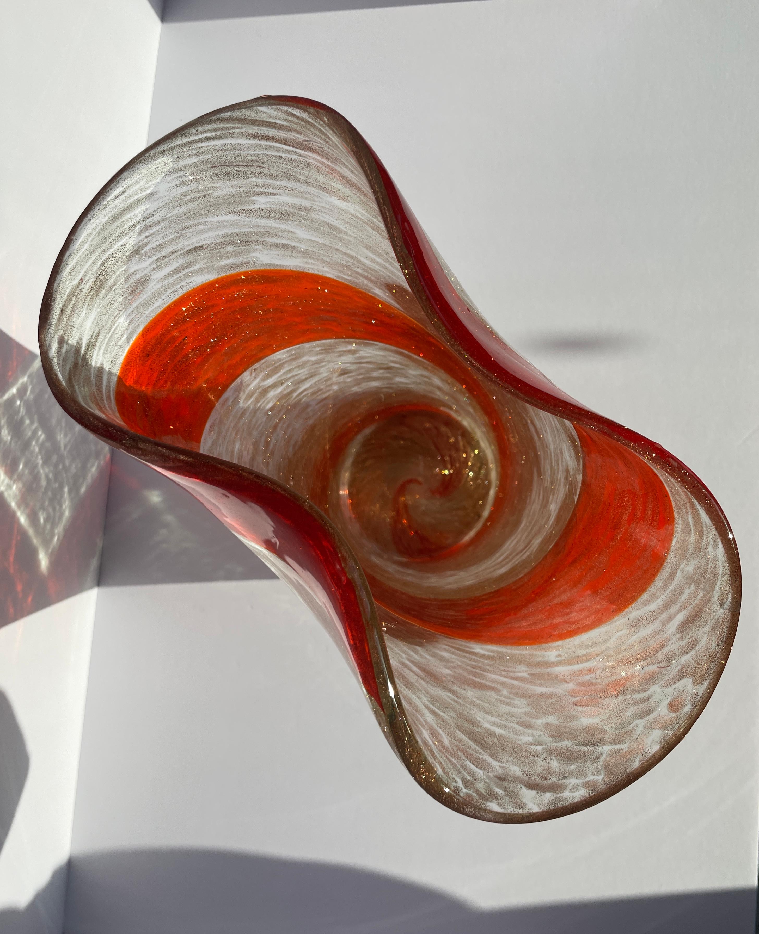 Mid-Century moderno Vaso in avventurina con volute arancioni di Fratelli Toso, vetro di Murano moderno del Medioevo in vendita