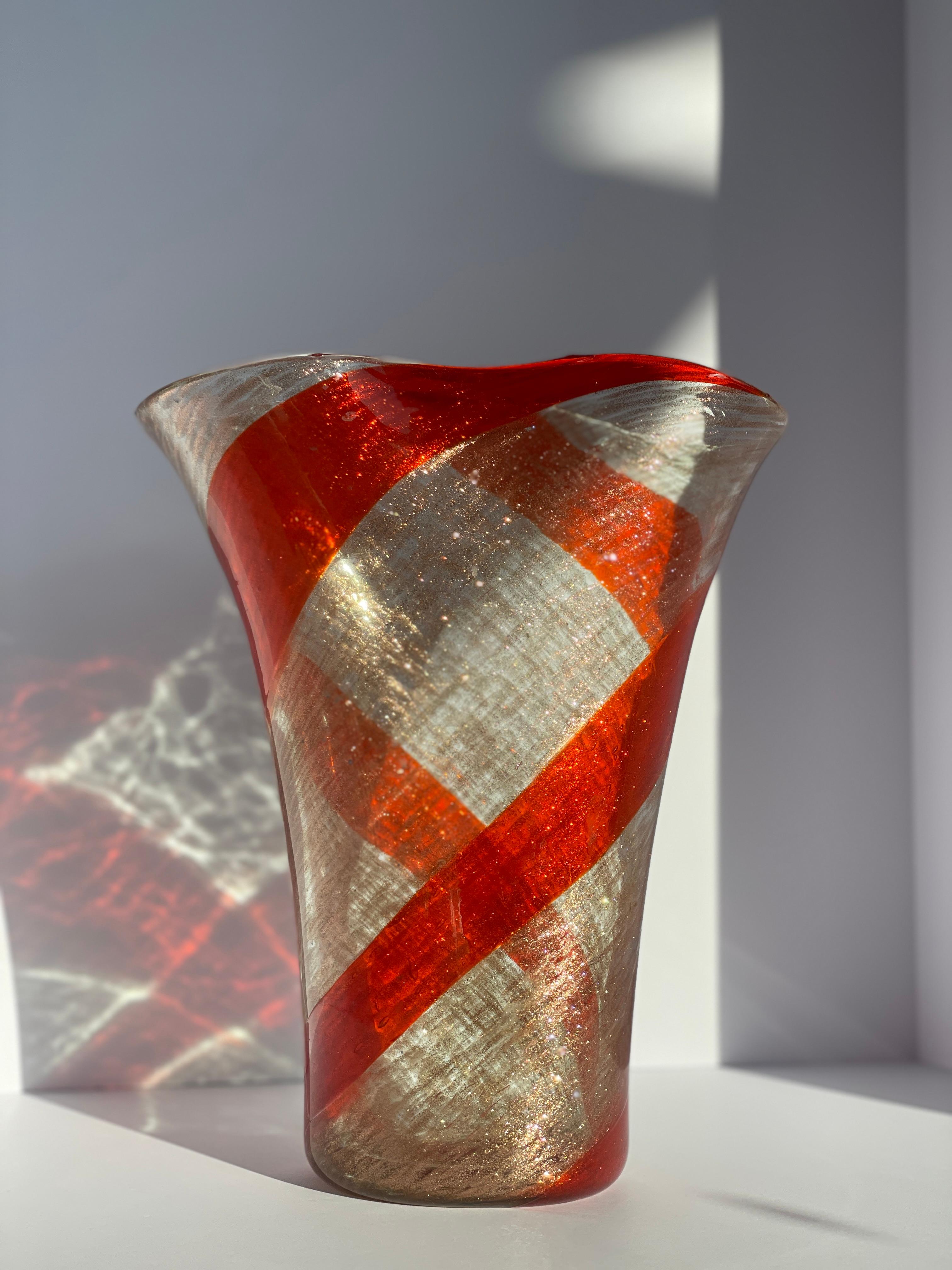 Vaso in avventurina con volute arancioni di Fratelli Toso, vetro di Murano moderno del Medioevo In condizioni buone in vendita a Palm Beach, FL