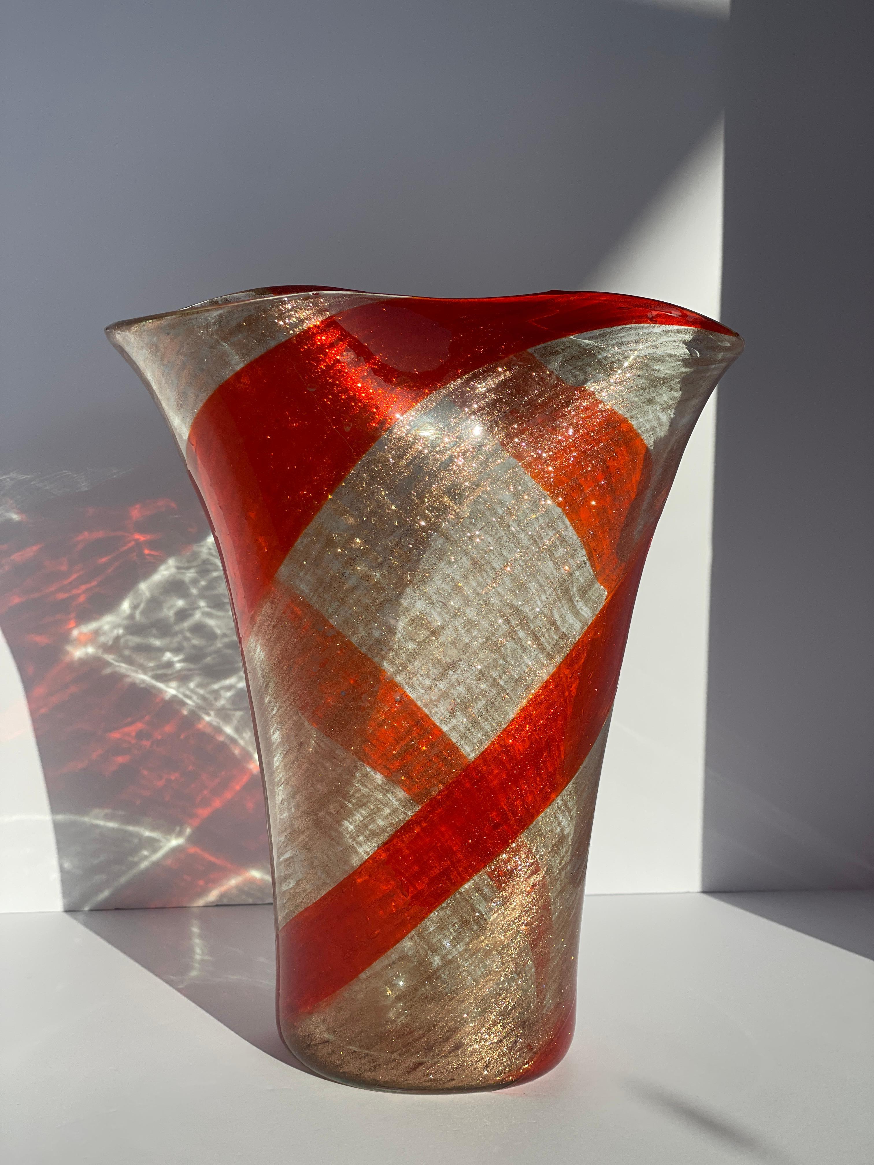 Metà XX secolo Vaso in avventurina con volute arancioni di Fratelli Toso, vetro di Murano moderno del Medioevo in vendita