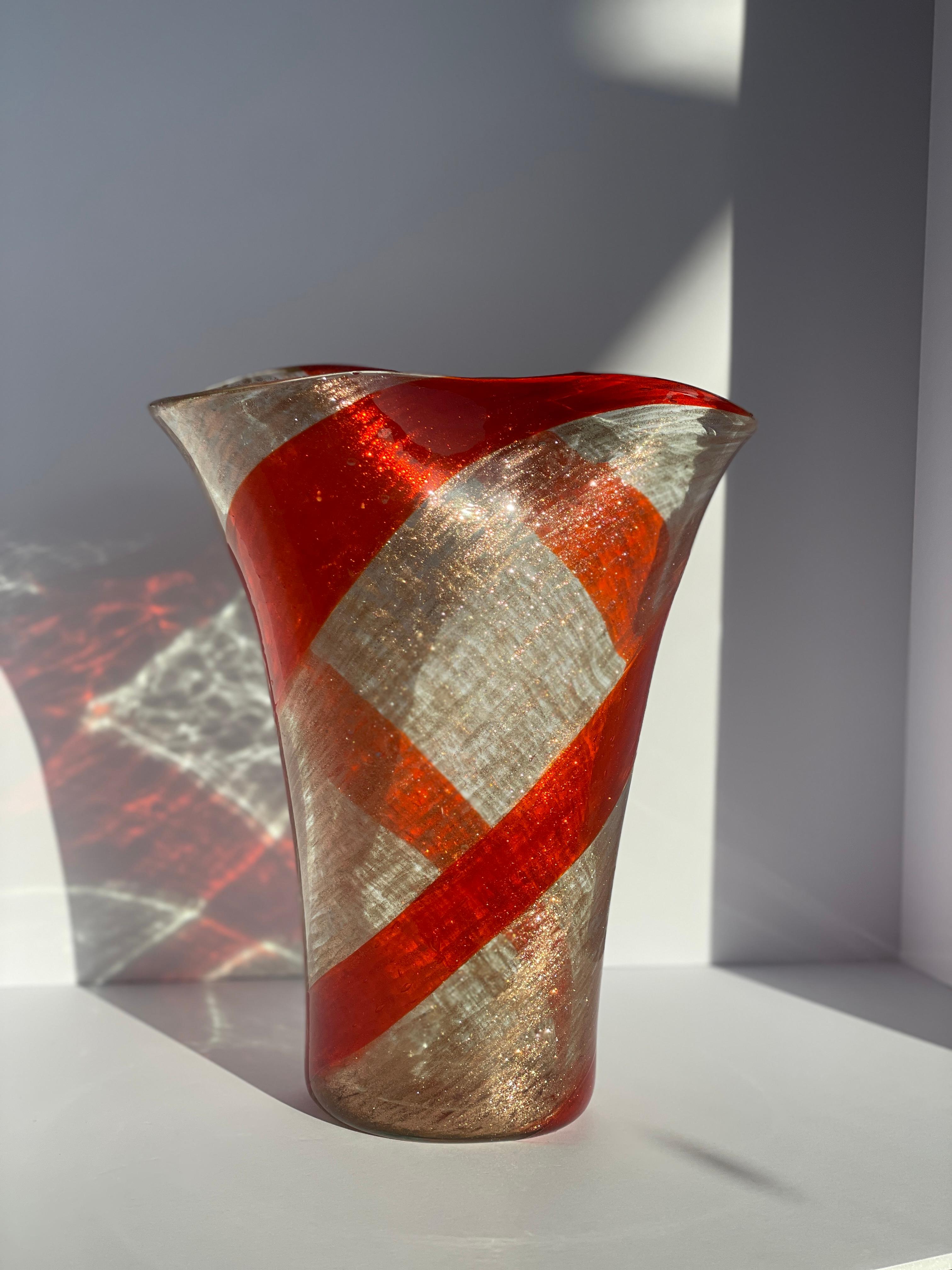 Vetro Vaso in avventurina con volute arancioni di Fratelli Toso, vetro di Murano moderno del Medioevo in vendita