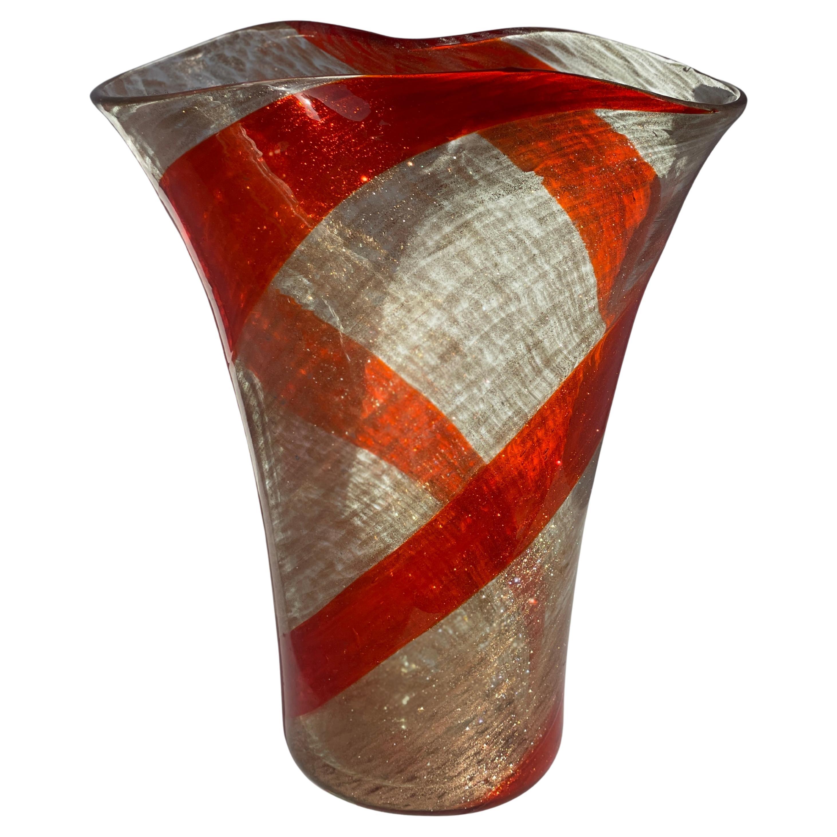 Vaso in avventurina con volute arancioni di Fratelli Toso, vetro di Murano moderno del Medioevo in vendita