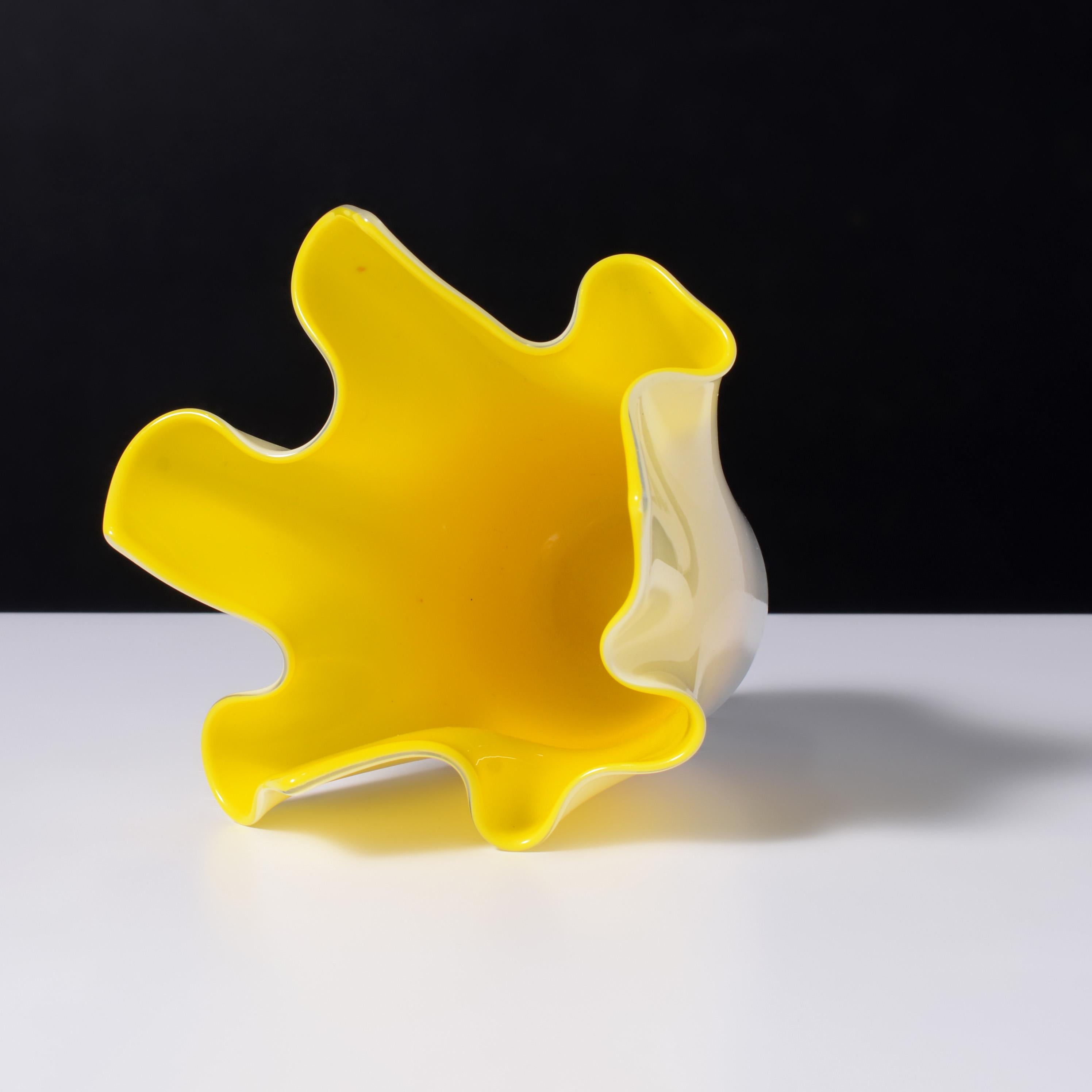 Italiano Fratelli Toso FAZZOLETTO Vaso a fazzoletto, Collezione Leslie Pina in vendita