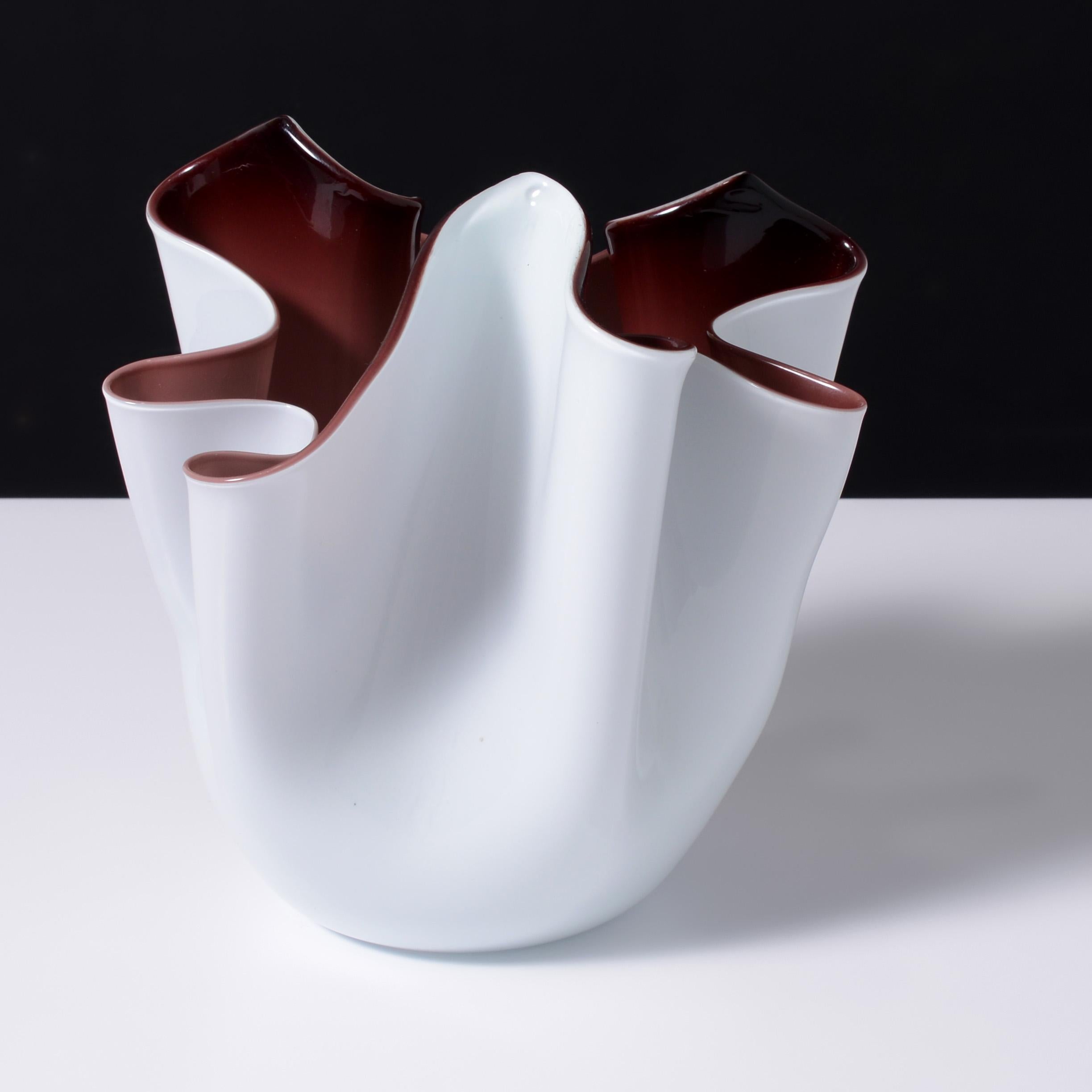 Italiano Fratelli Toso FAZZOLETTO Vaso a fazzoletto, Collezione Leslie Pina in vendita