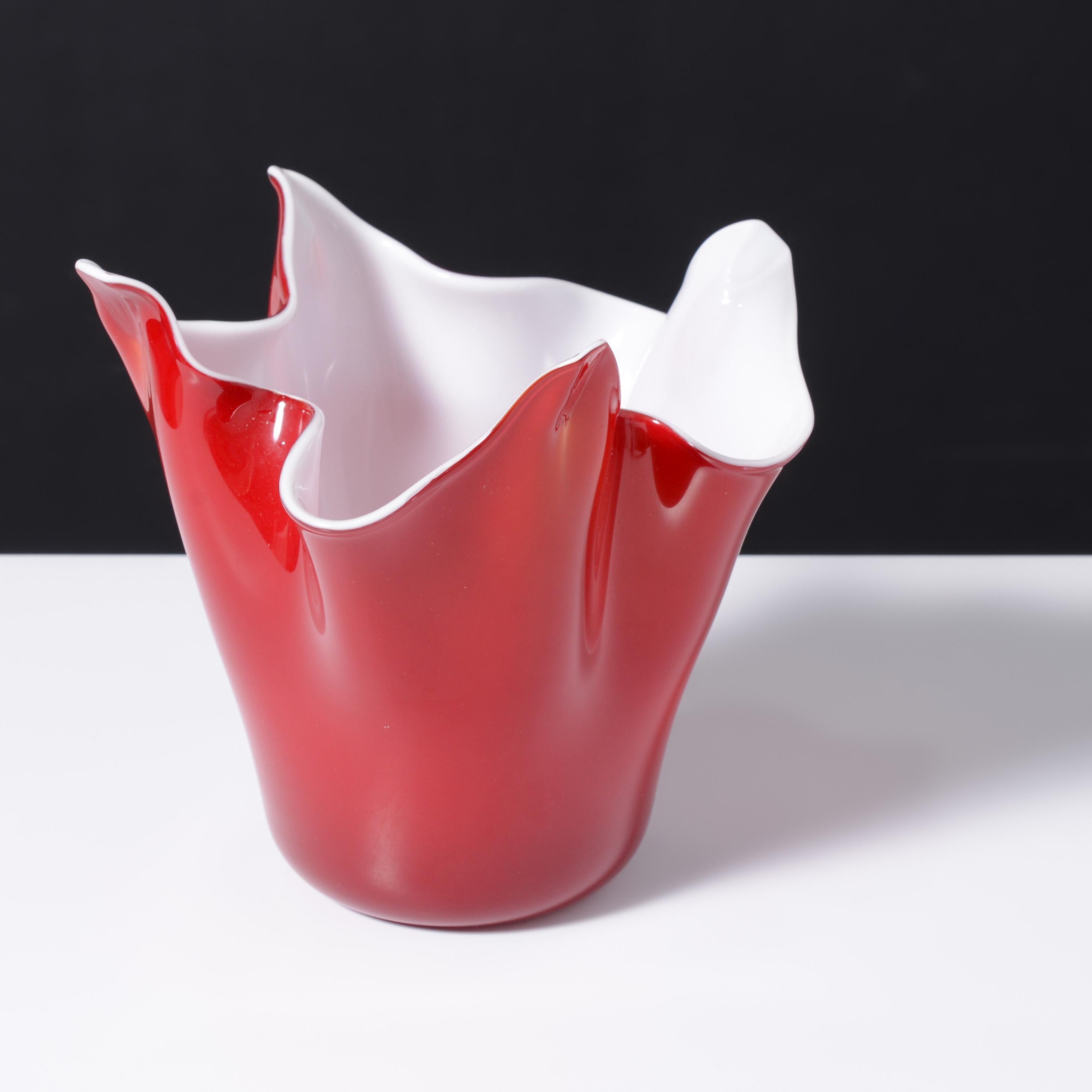XX secolo Fratelli Toso FAZZOLETTO Vaso a fazzoletto, Collezione Leslie Pina in vendita