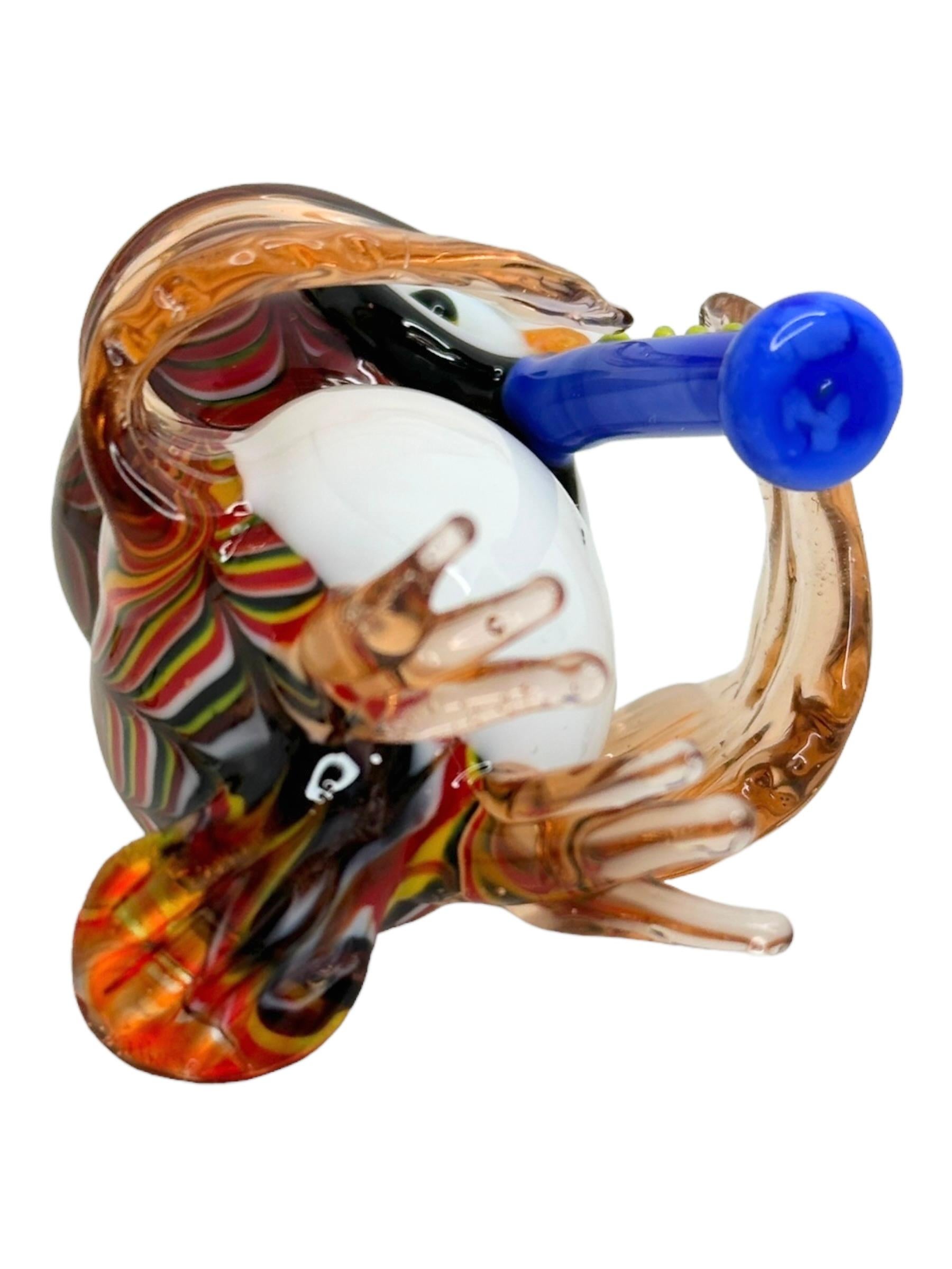 Un étonnant objet en verre de Murano, fabriqué en Italie, vers les années 1950. De couleur ambre, avec du verre blanc, bleu, vert, jaune et orange. Pas d'ébréchures, de fissures ou de piqûres de puces. Une belle pièce de collection à exposer dans