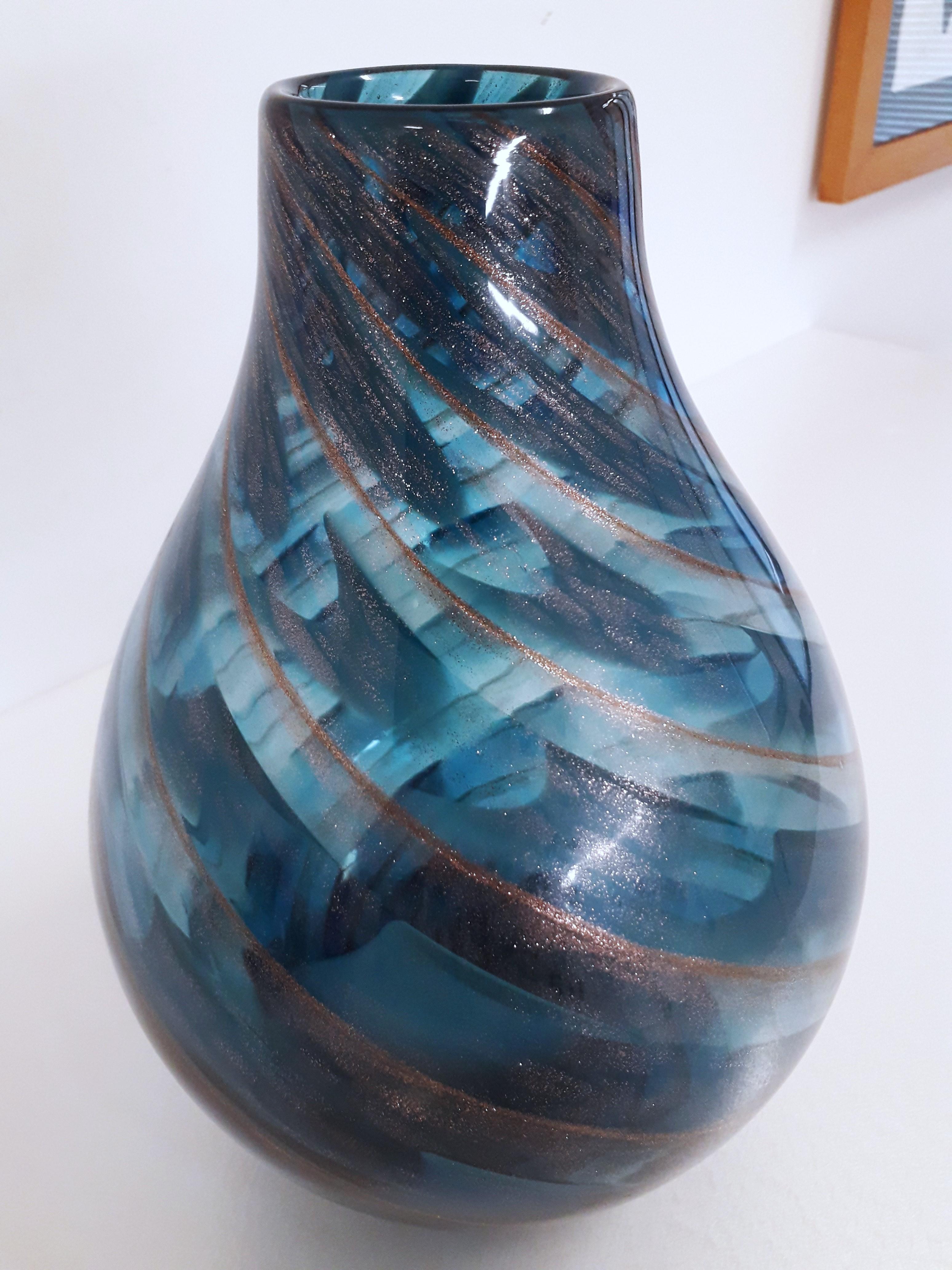Mid-20th Century Fratelli Toso Large Art Deco Teardrop Murano Glass Vase Spiral Gold Blue