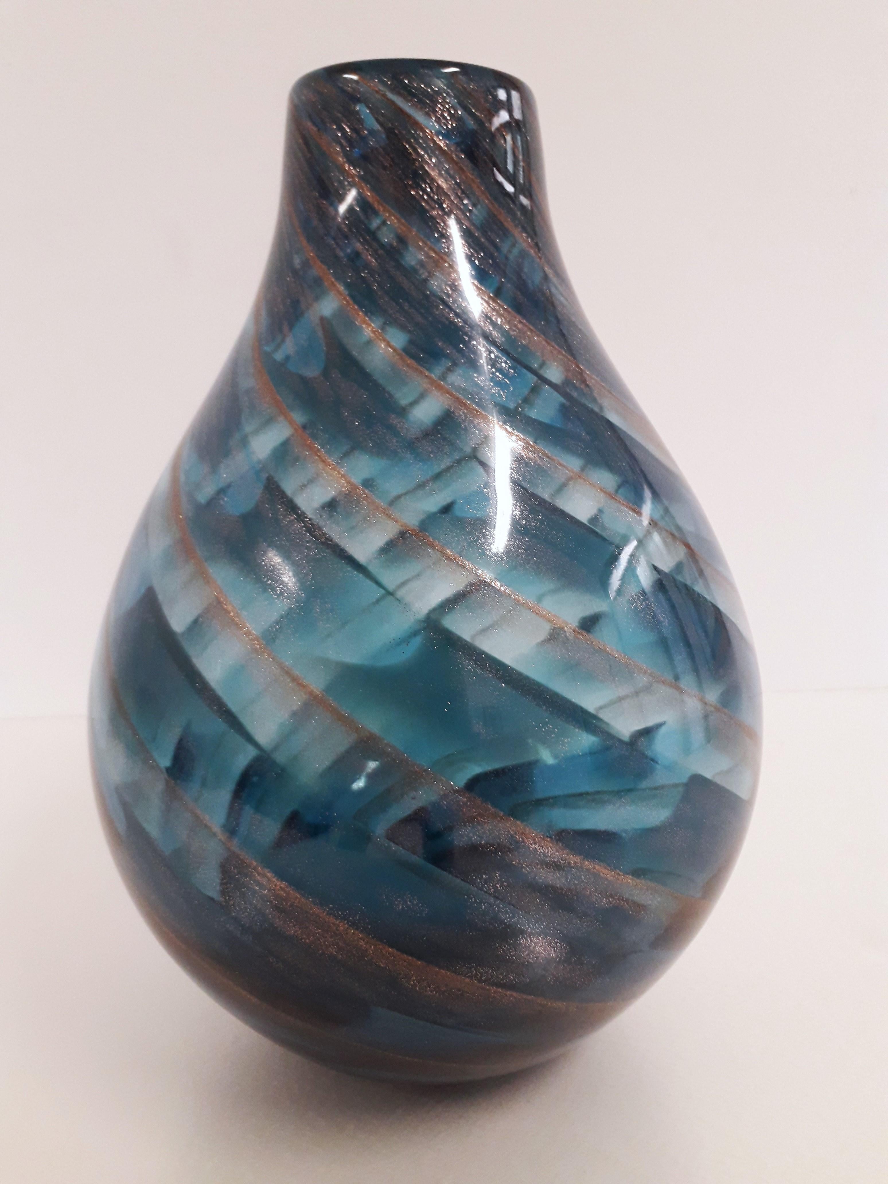 Mid-20th Century Fratelli Toso Large Art Deco Teardrop Murano Glass Vase Spiral Gold Blue