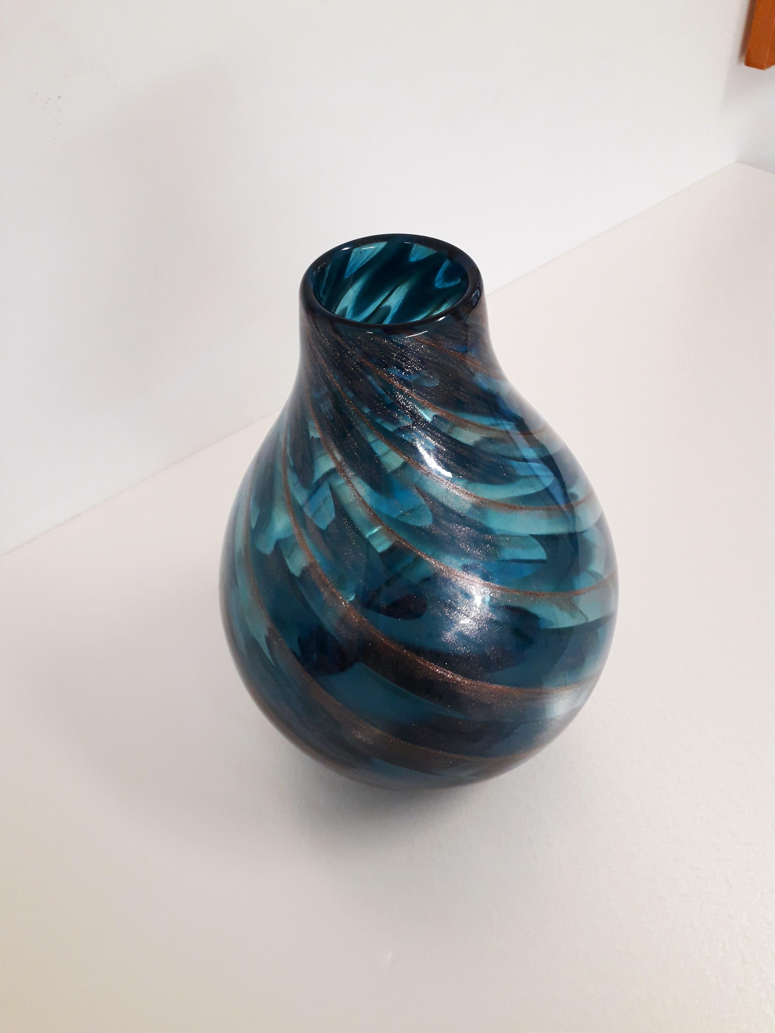 Verre brun Fratelli Toso - Grand vase Art Déco en verre de Murano bleu or en forme de goutte d'eau