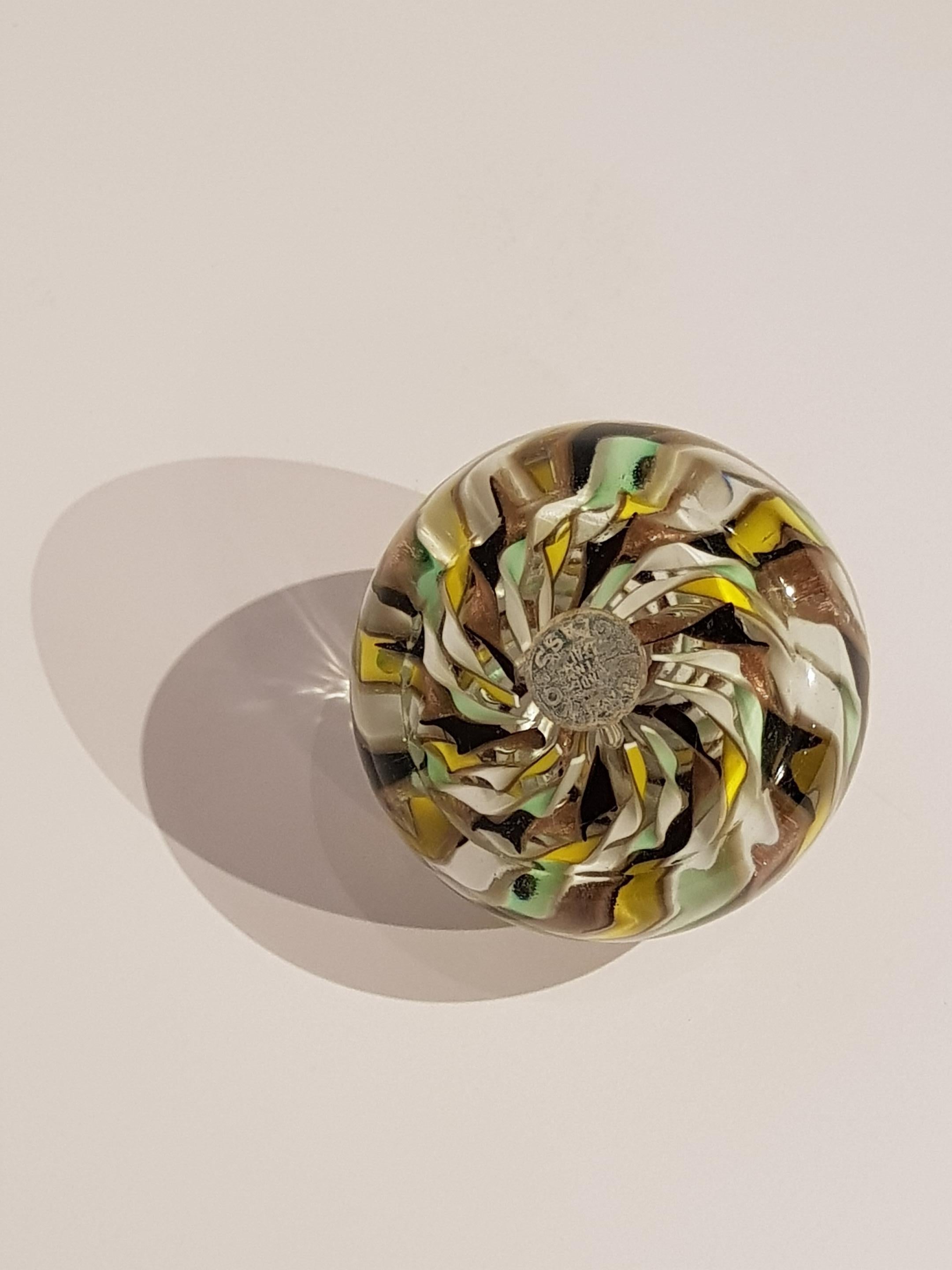 Papierbeschwerer aus Latticino-Wirbel von Fratelli Toso mit Goldflecken aus der Mitte des Jahrhunderts im Angebot 2