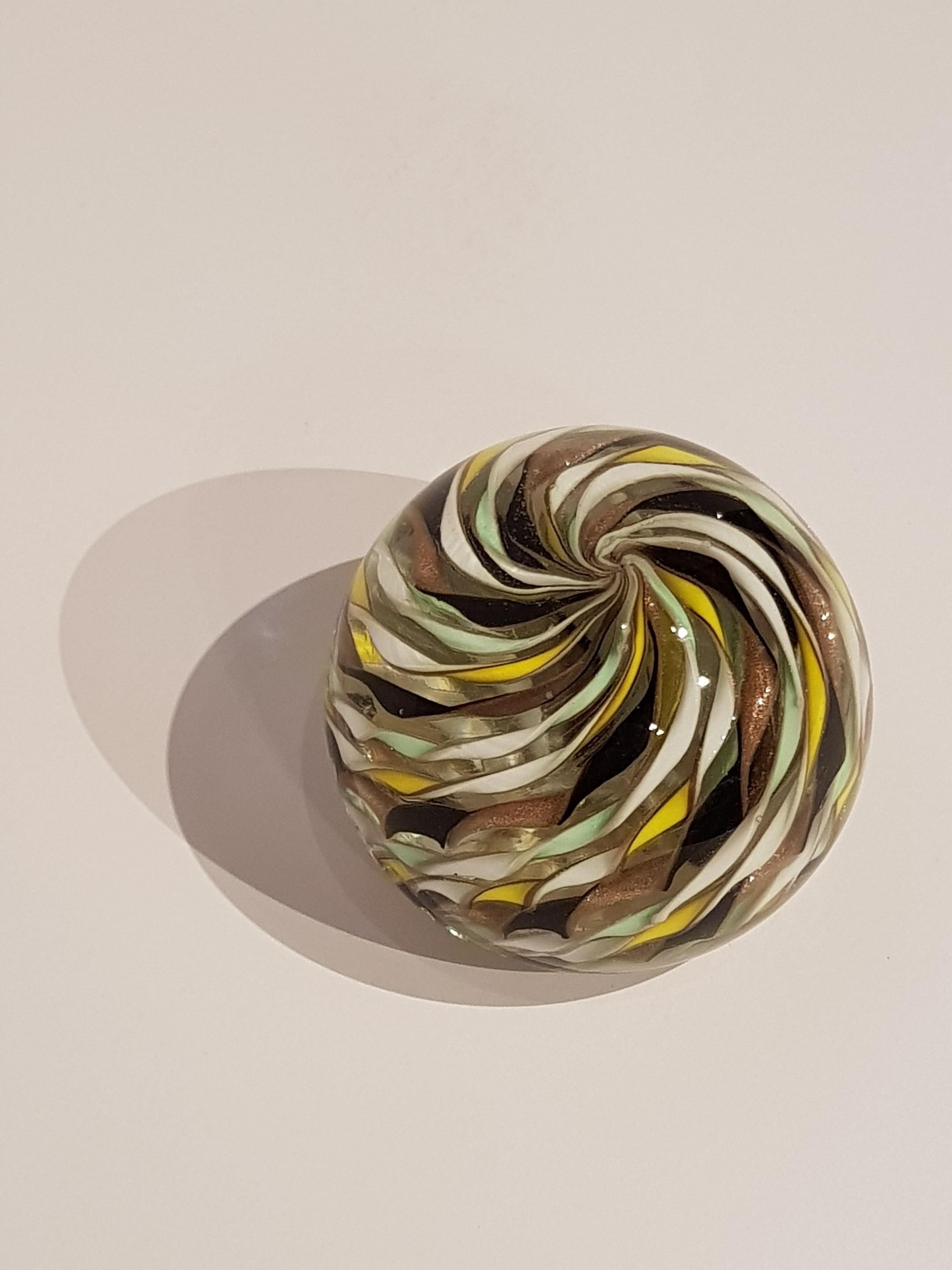 Papierbeschwerer aus Latticino-Wirbel von Fratelli Toso mit Goldflecken aus der Mitte des Jahrhunderts im Angebot 3