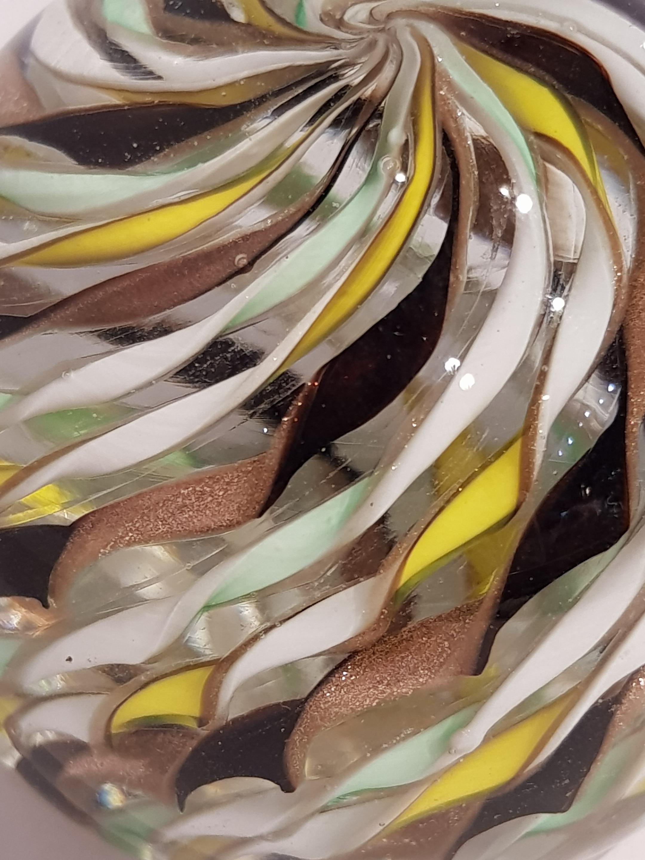 Papierbeschwerer aus Latticino-Wirbel von Fratelli Toso mit Goldflecken aus der Mitte des Jahrhunderts im Angebot 4