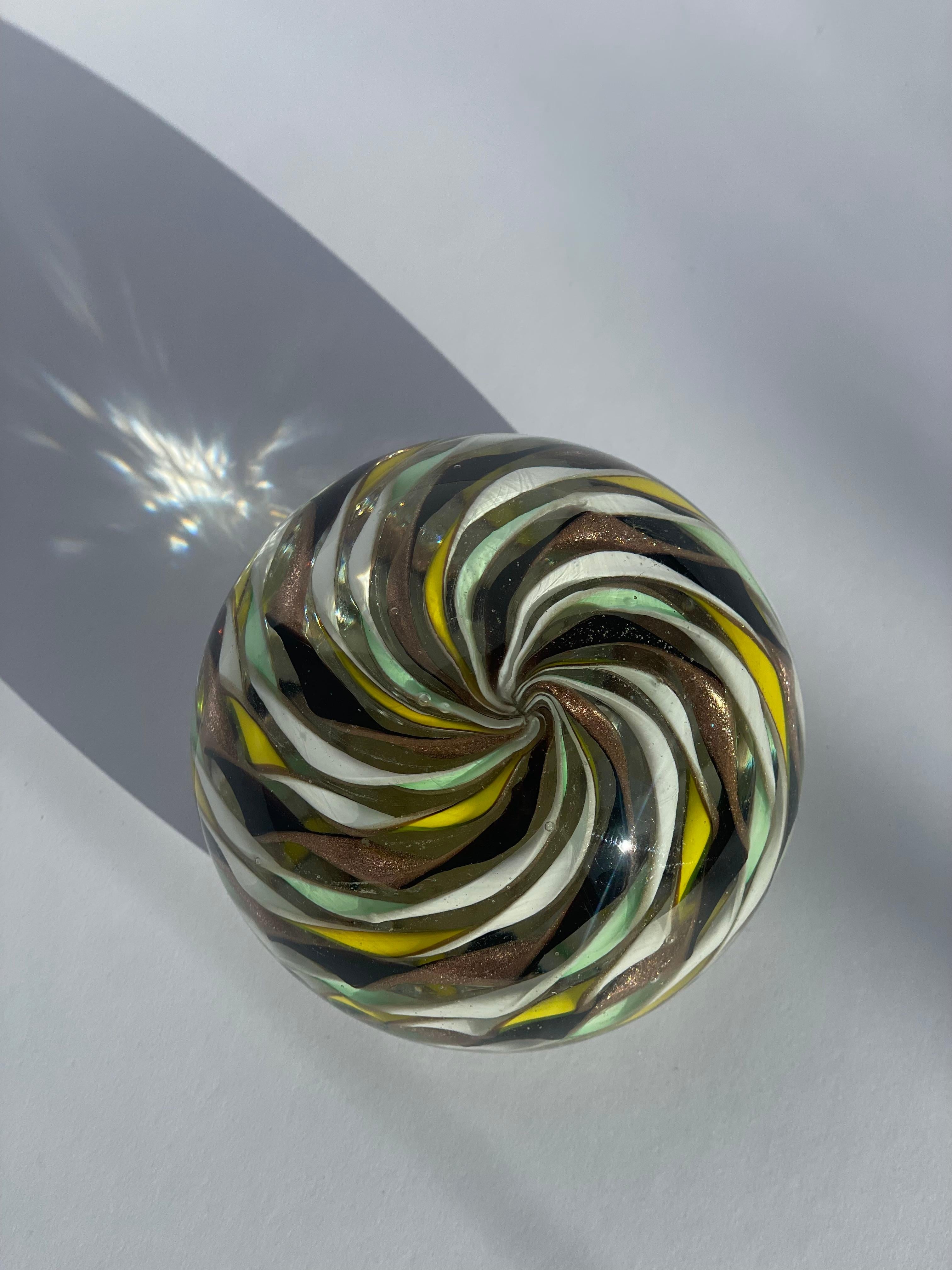 Mid-Century moderno Fratelli Toso Fermacarte a vortice Latticino di metà secolo con fiocchi d'oro in vendita
