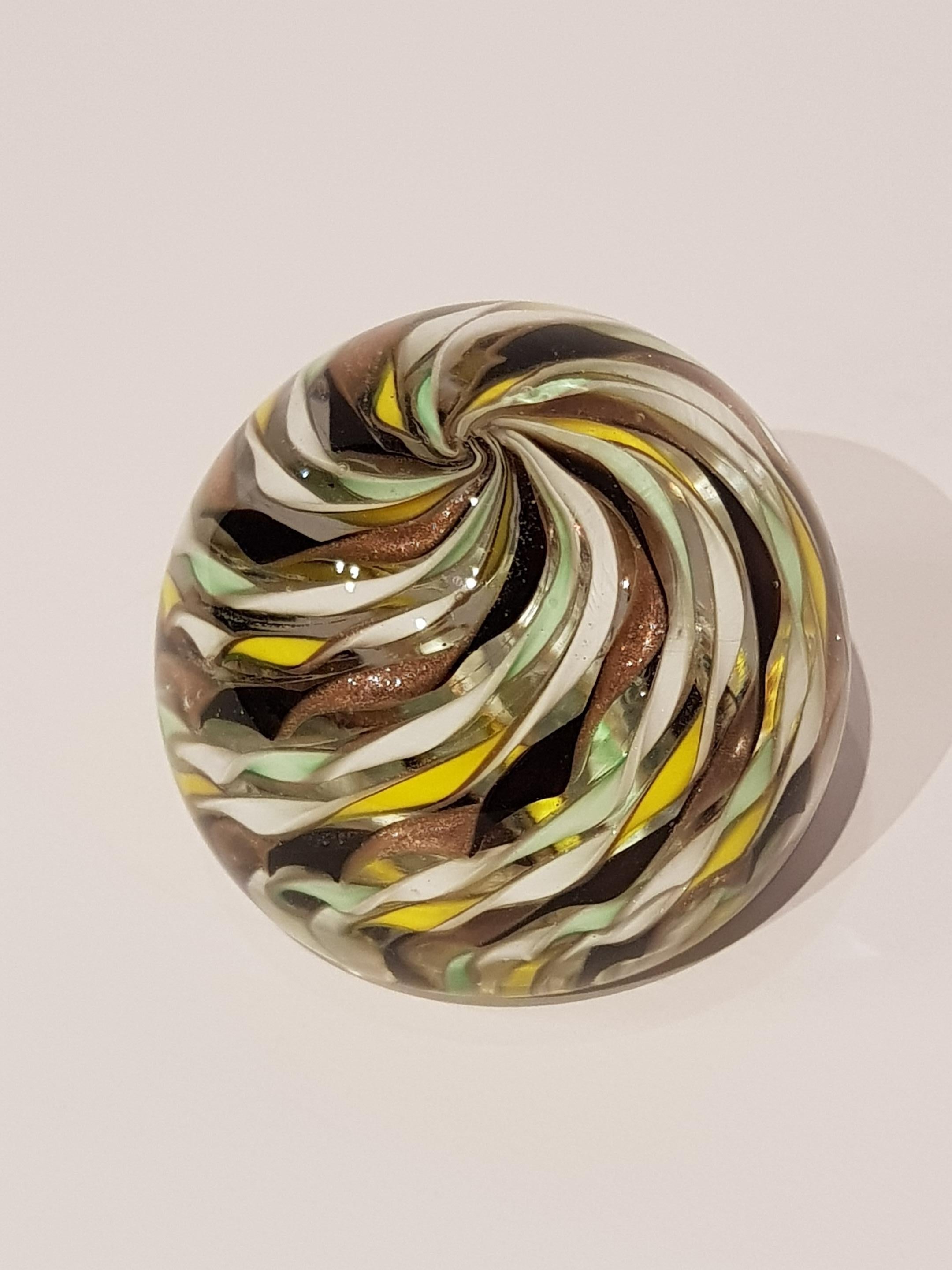 Papierbeschwerer aus Latticino-Wirbel von Fratelli Toso mit Goldflecken aus der Mitte des Jahrhunderts im Zustand „Gut“ im Angebot in Palm Beach, FL