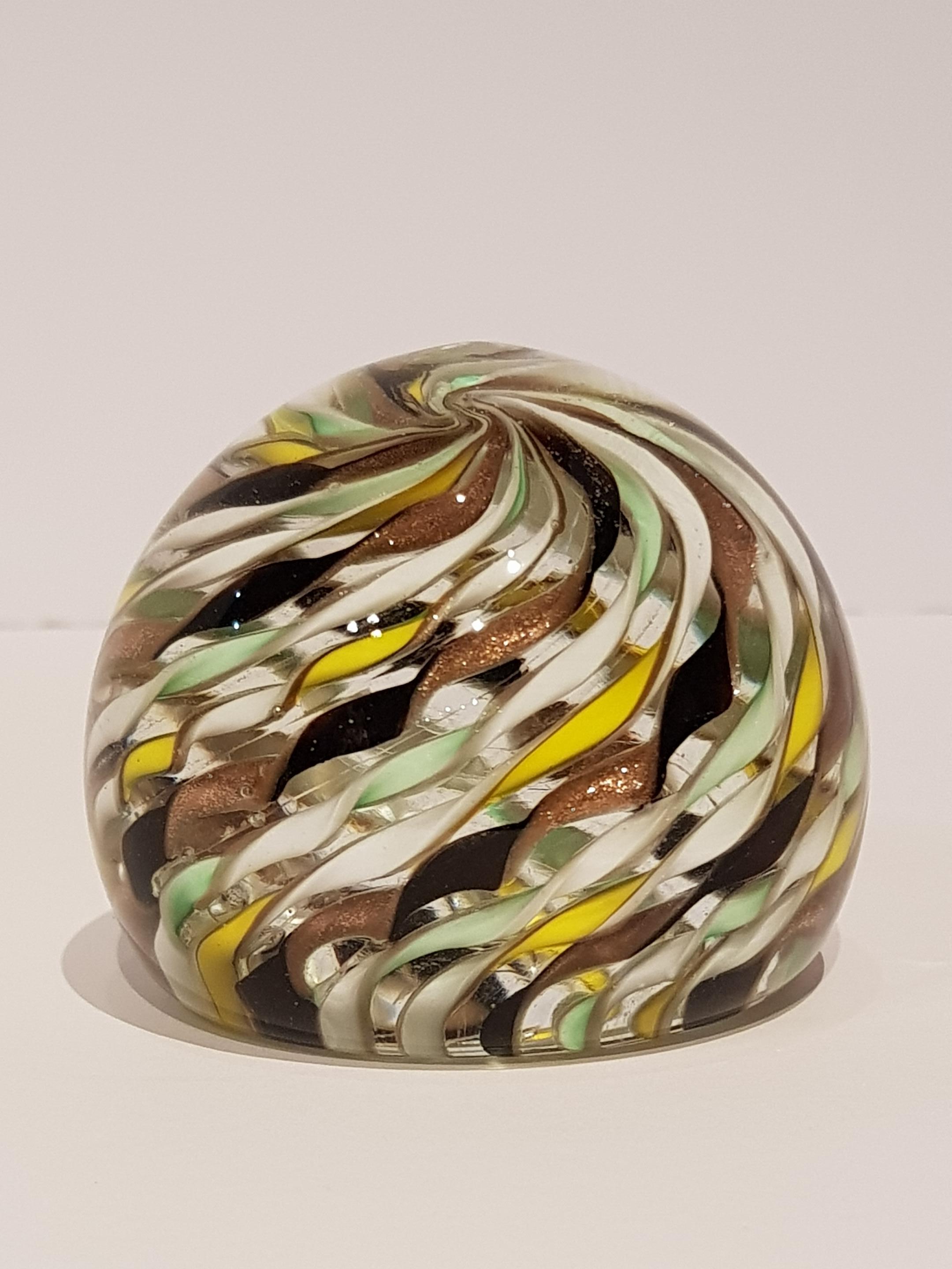 Papierbeschwerer aus Latticino-Wirbel von Fratelli Toso mit Goldflecken aus der Mitte des Jahrhunderts (Mitte des 20. Jahrhunderts) im Angebot