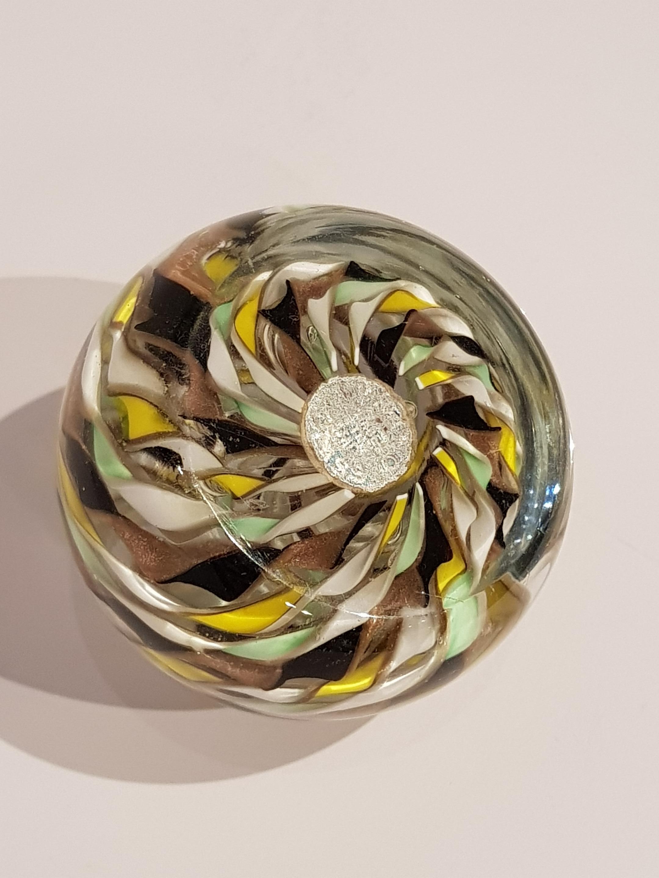 Papierbeschwerer aus Latticino-Wirbel von Fratelli Toso mit Goldflecken aus der Mitte des Jahrhunderts (Glas) im Angebot