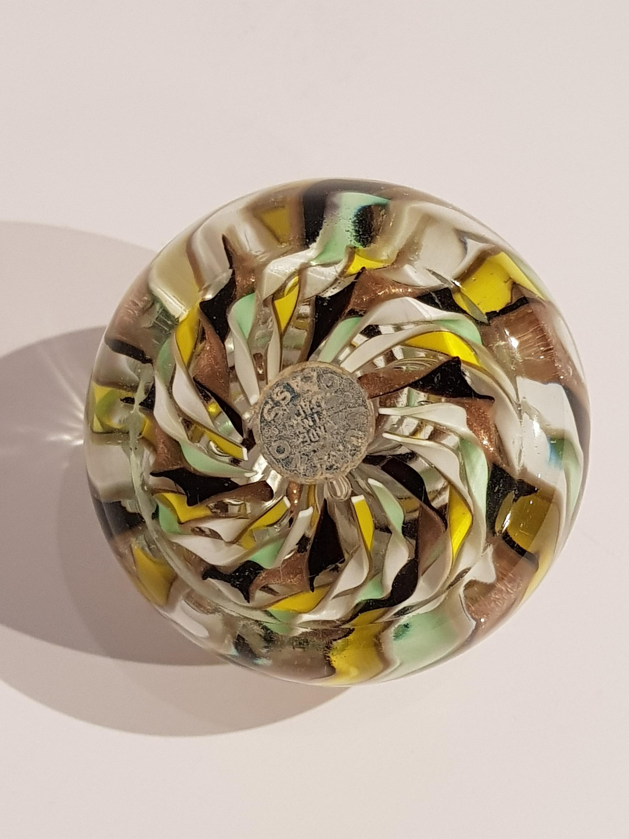 Papierbeschwerer aus Latticino-Wirbel von Fratelli Toso mit Goldflecken aus der Mitte des Jahrhunderts im Angebot 1