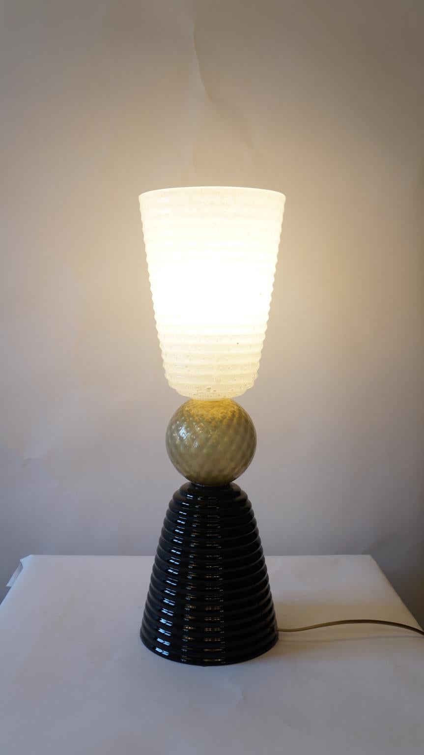 Fratelli Toso Mid-Century Modern Schwarz Weiß Zwei Murano Glas Tischlampen, 1975 im Angebot 4