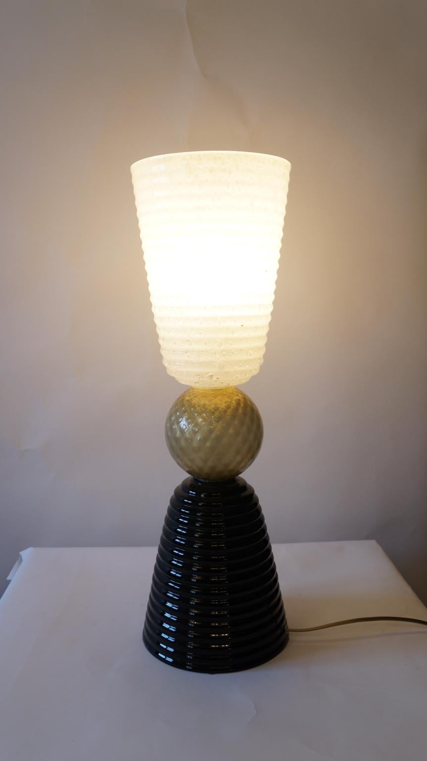 Fratelli Toso Mid-Century Modern Schwarz Weiß Zwei Murano Glas Tischlampen, 1975 im Angebot 12