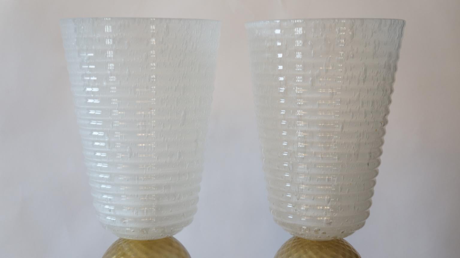 Fratelli Toso Mid-Century Modern Schwarz Weiß Zwei Murano Glas Tischlampen, 1975 (Glaskunst) im Angebot