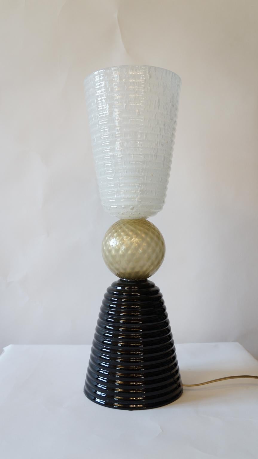 Fratelli Toso Mid-Century Modern Schwarz Weiß Zwei Murano Glas Tischlampen, 1975 im Angebot 1