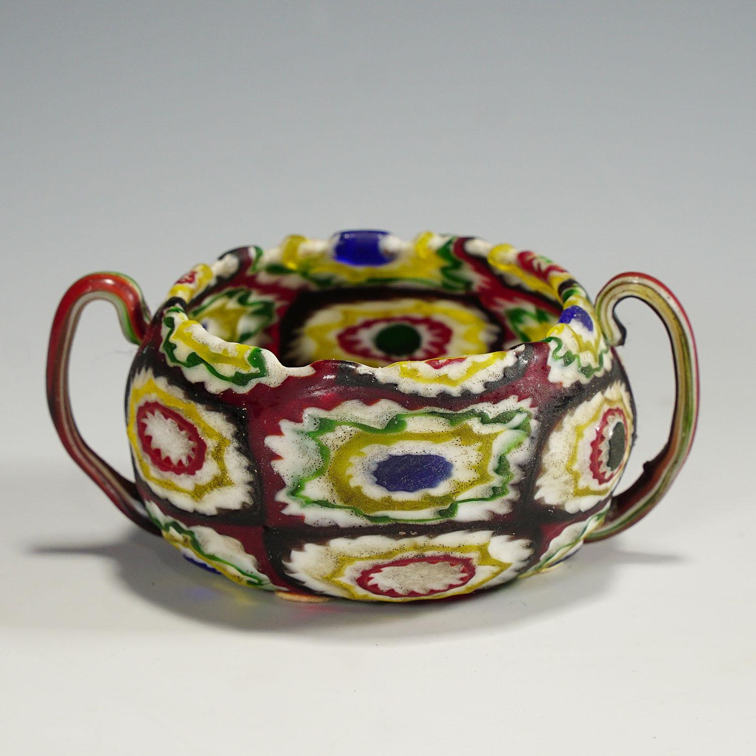 Antica ciotola Millefiori in blu, giallo e bianco, Fratelli Toso Murano 1910

Un'antica ciotola in vetro murrino Millefiori prodotta dalla Vetreria Fratelli Toso, Murano, intorno al 1910. Realizzato con murrine policrome fuse nei colori blu, giallo